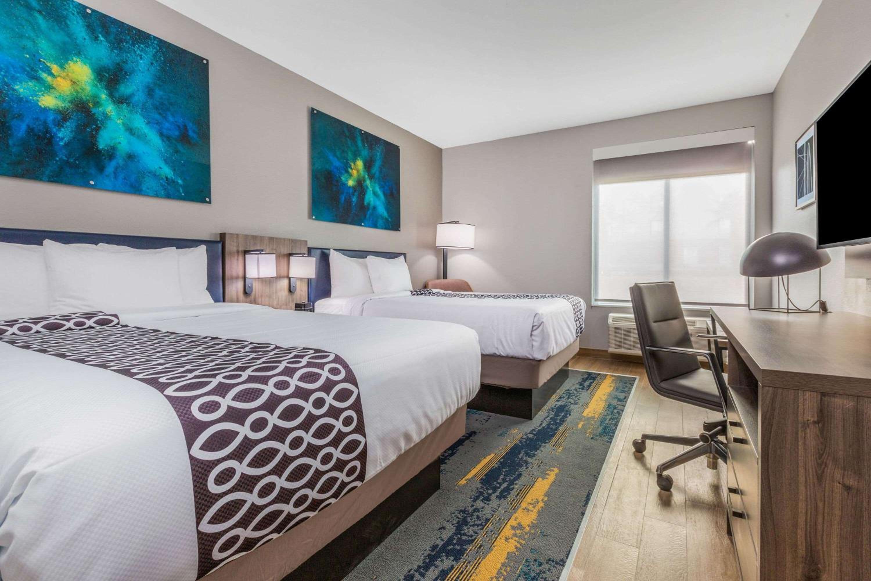 Queen Room with Two Queen Beds - Non-Smoking - Photo 4