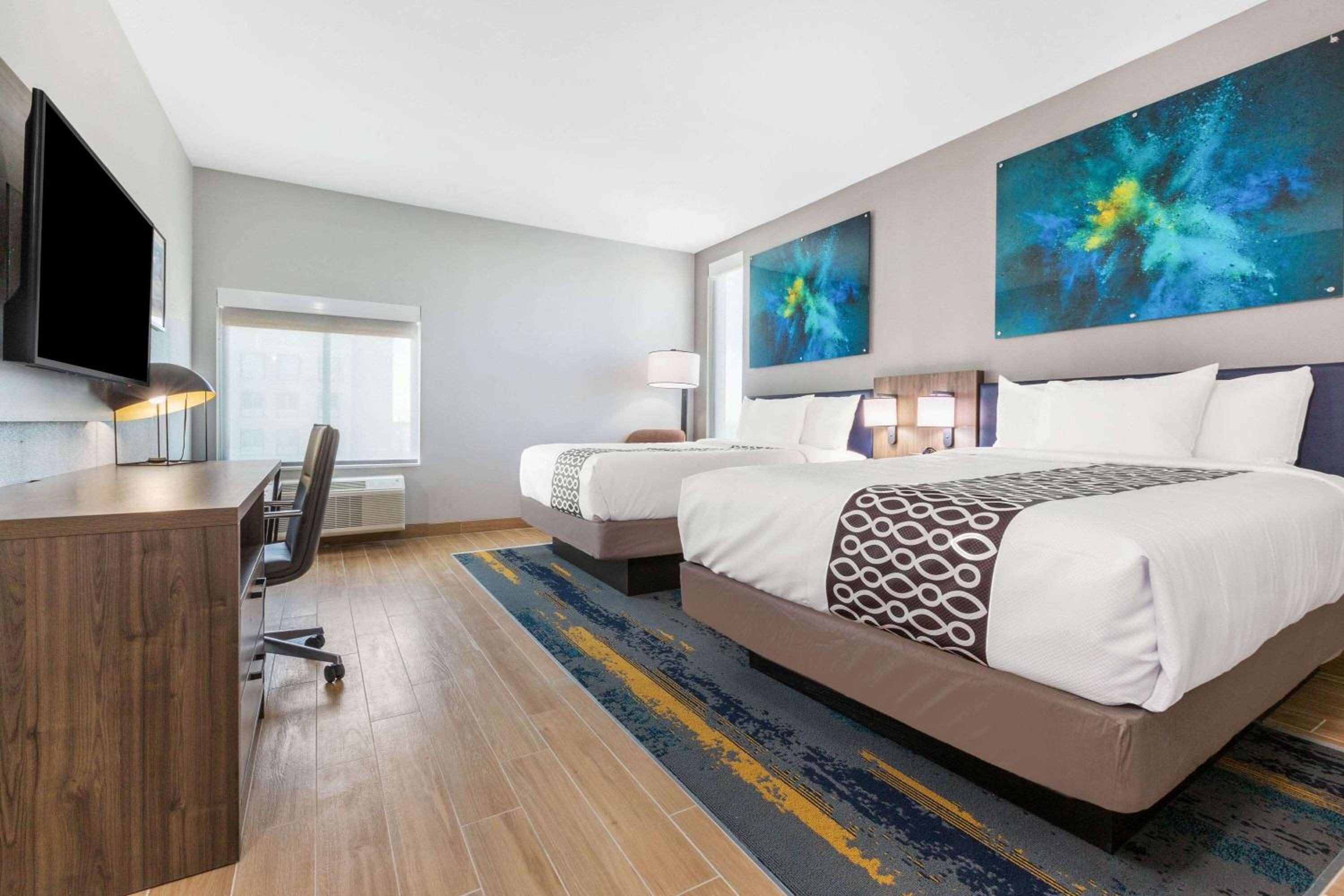 Queen Room with Two Queen Beds - Non-Smoking - Photo 2