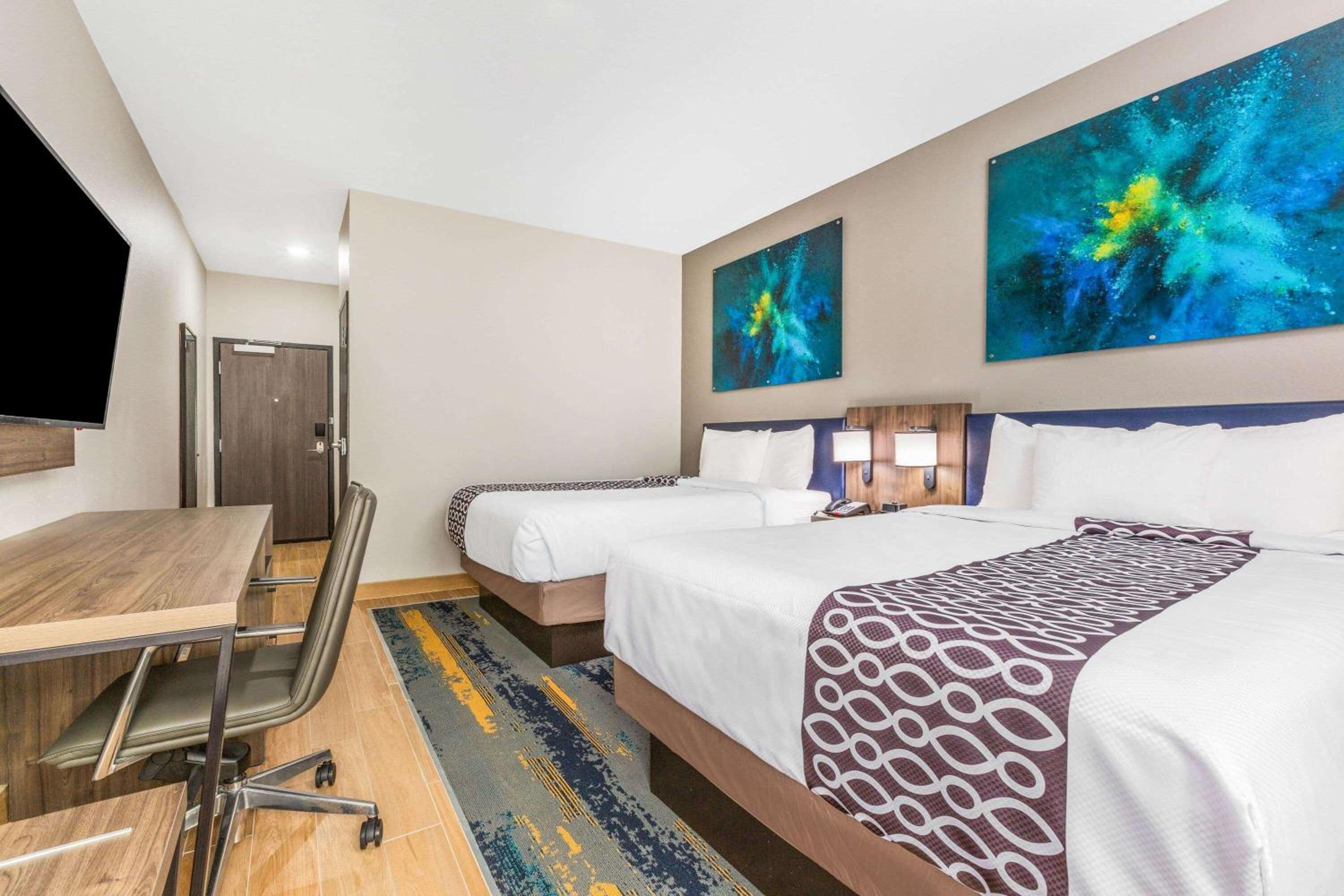 Queen Room with Two Queen Beds - Non-Smoking - Photo 3