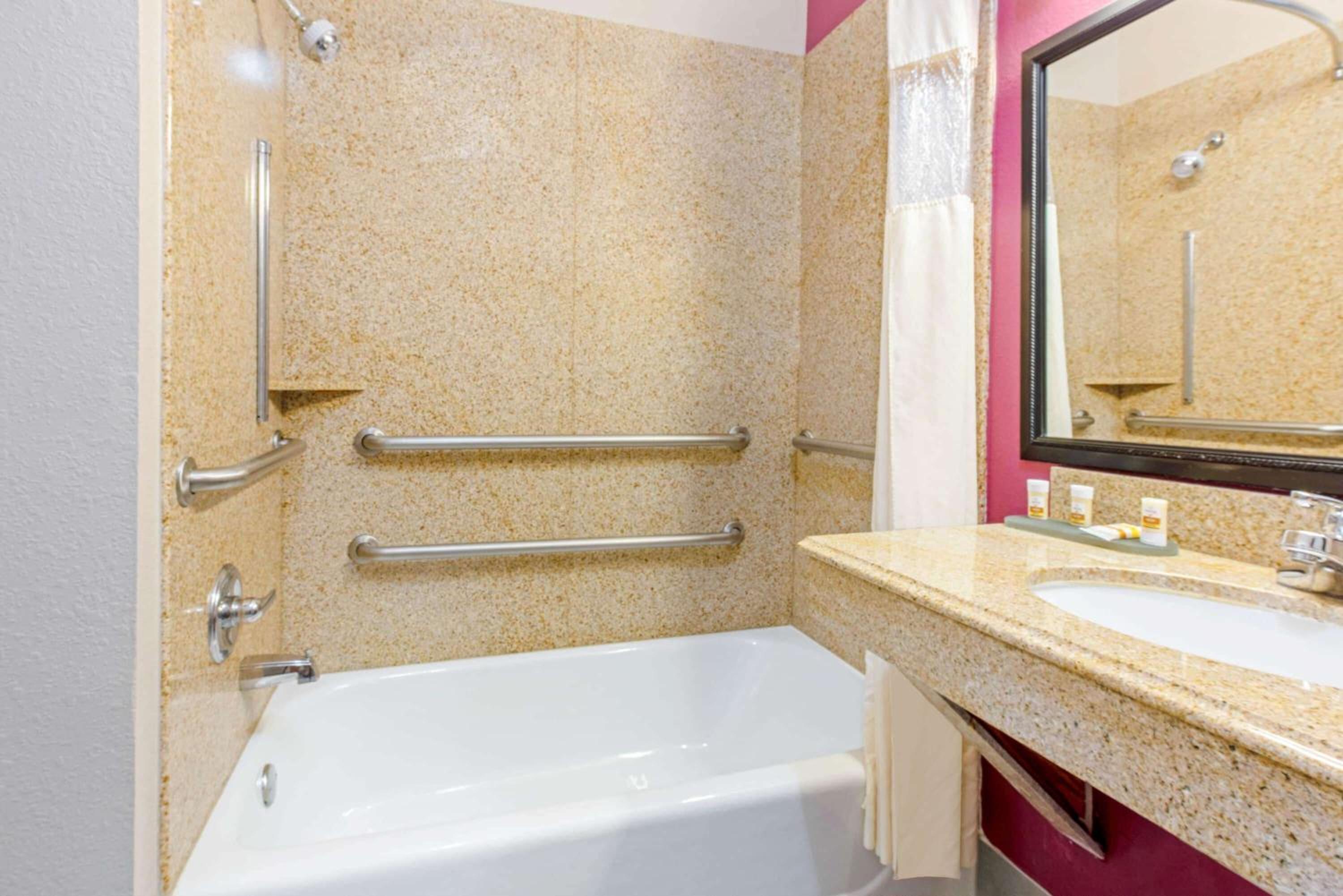 Double Room with Two Double Beds and Roll In Shower - Non-Smoking - Photo 2