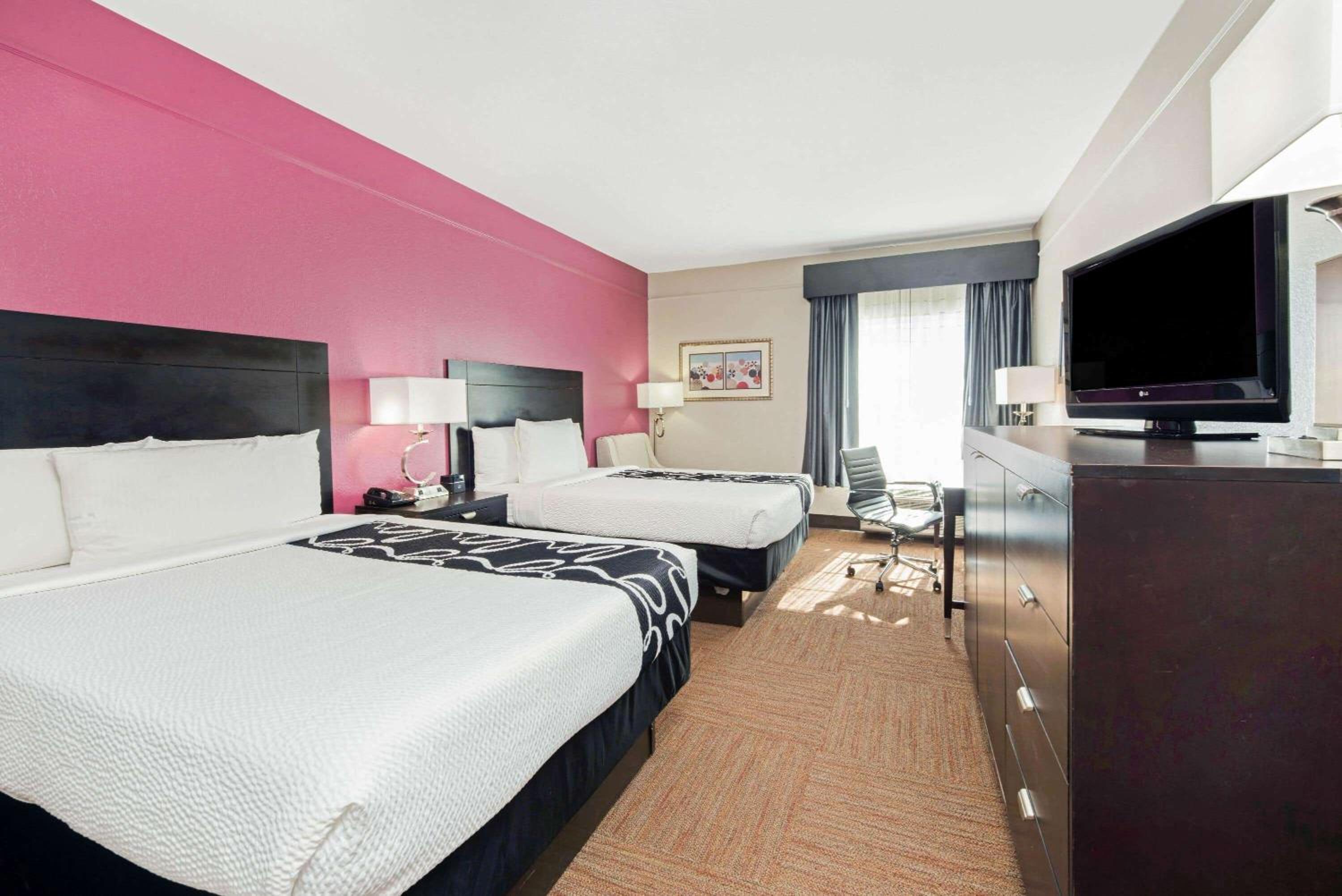 Double Room with Two Double Beds and Roll In Shower - Non-Smoking - Photo 5