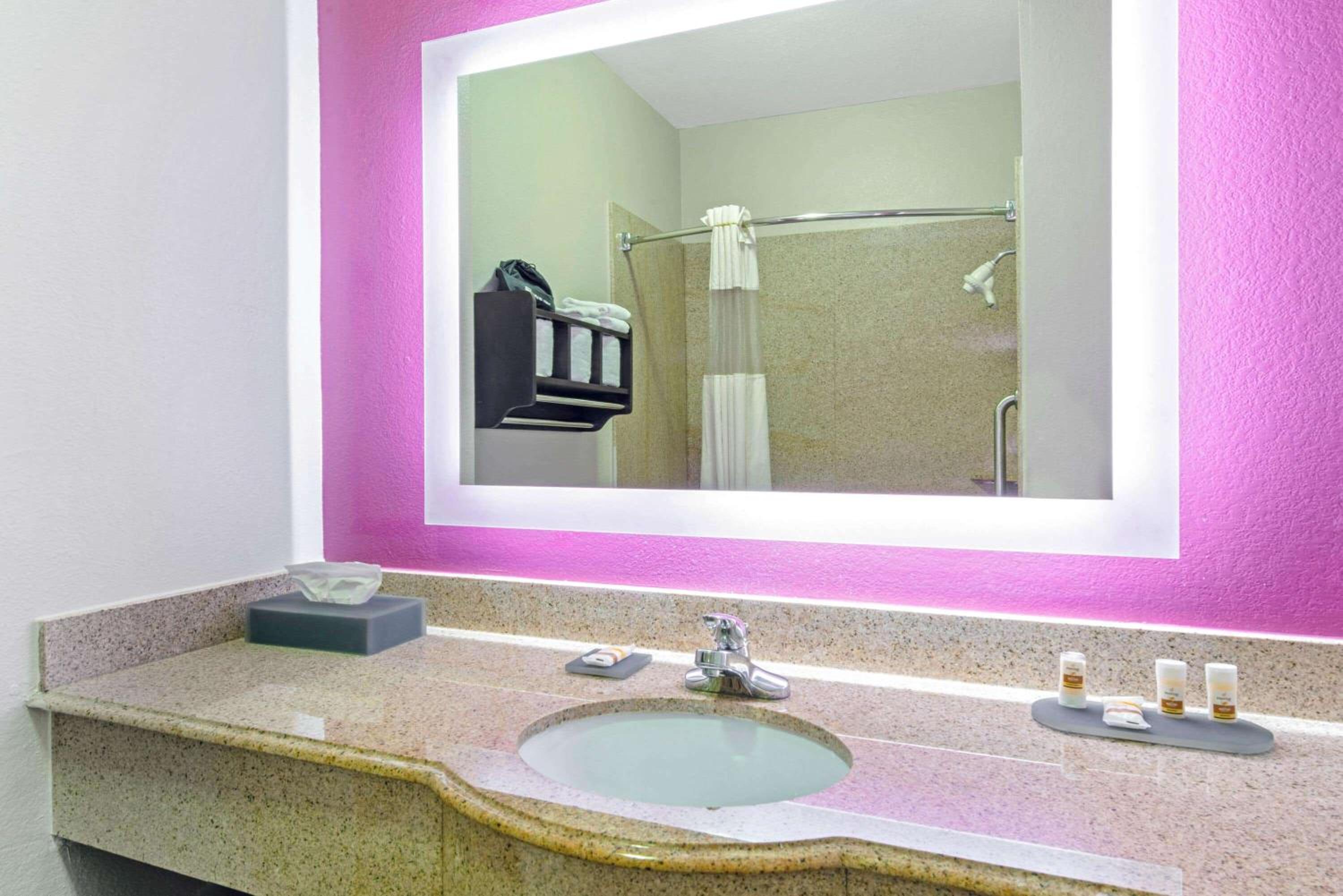 Double Room with Two Double Beds and Roll In Shower - Non-Smoking - Photo 3