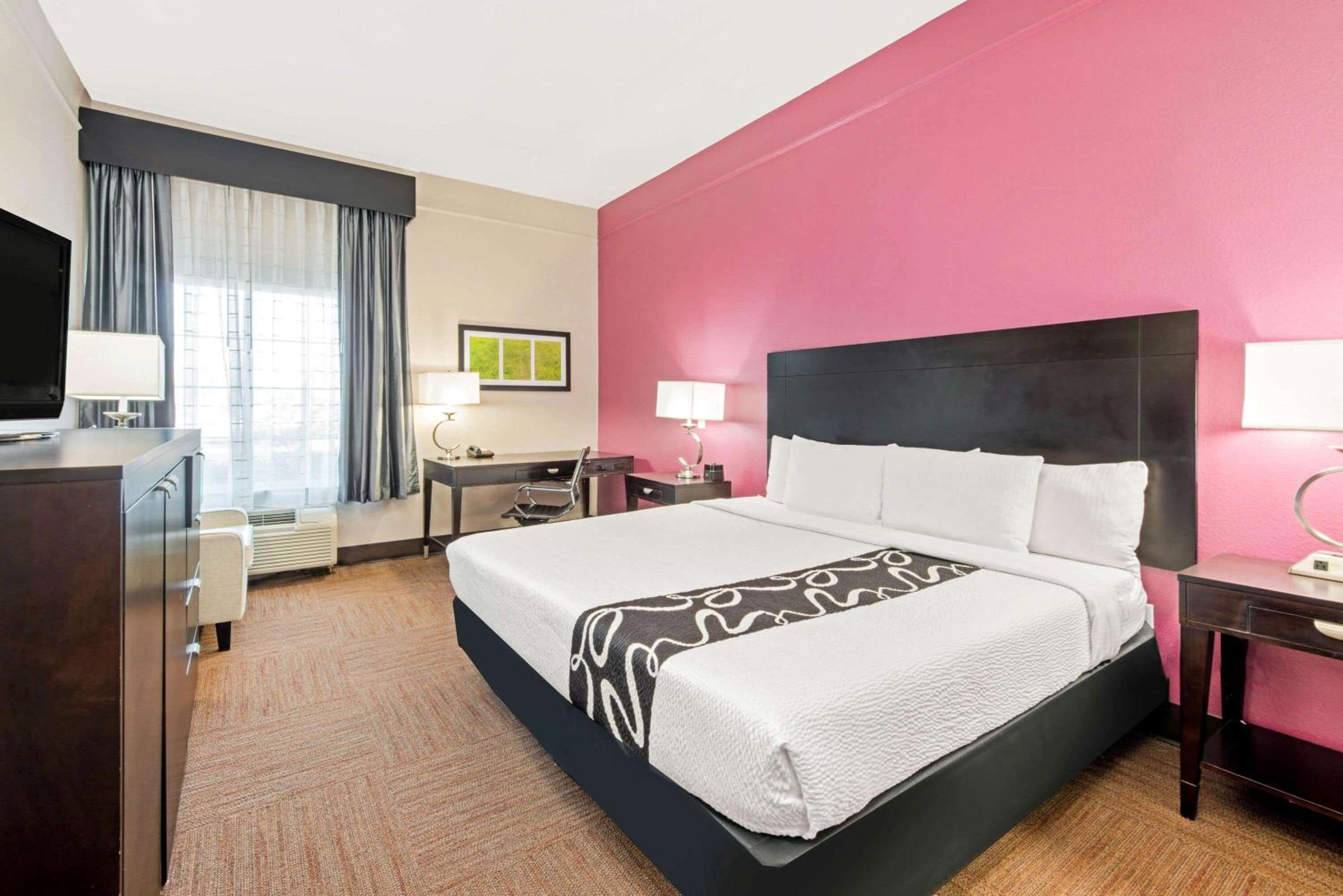 King Room with Bath Tub - Mobility/Hearing Accessible - Non-Smoking - Photo 3