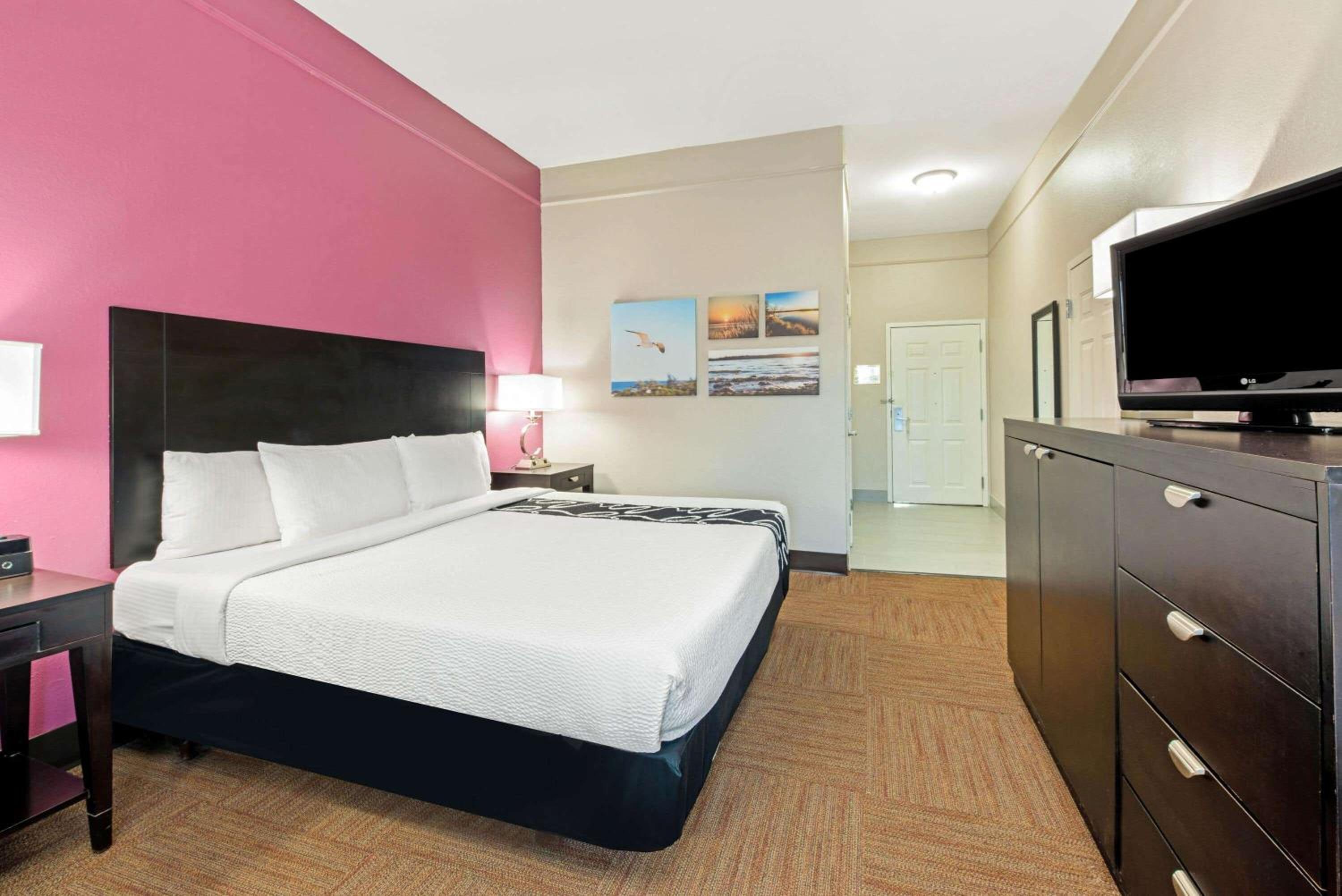 King Room with Bath Tub - Mobility/Hearing Accessible - Non-Smoking - Photo 4