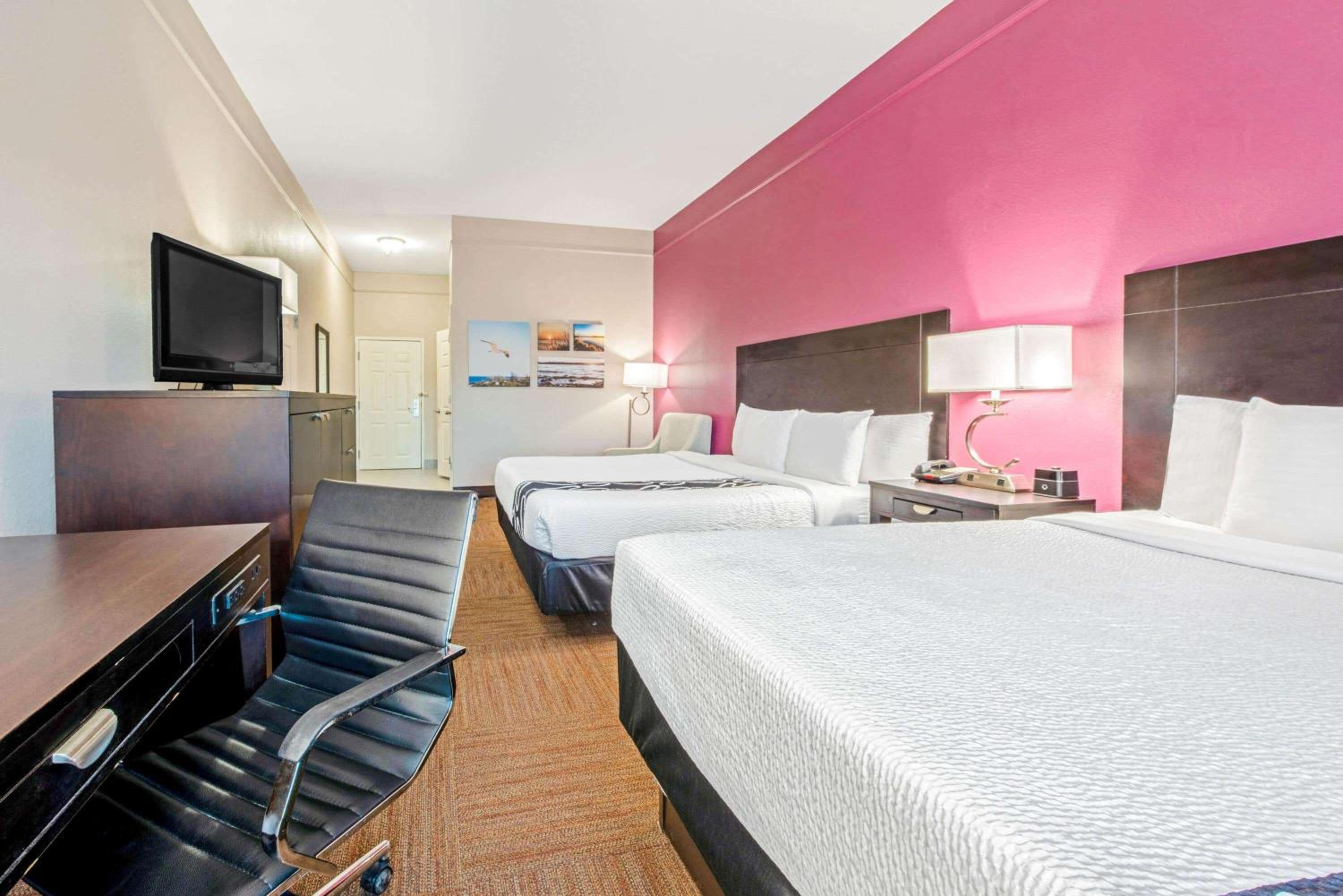 Deluxe King Room with Two King Beds - Non-Smoking - Photo 2