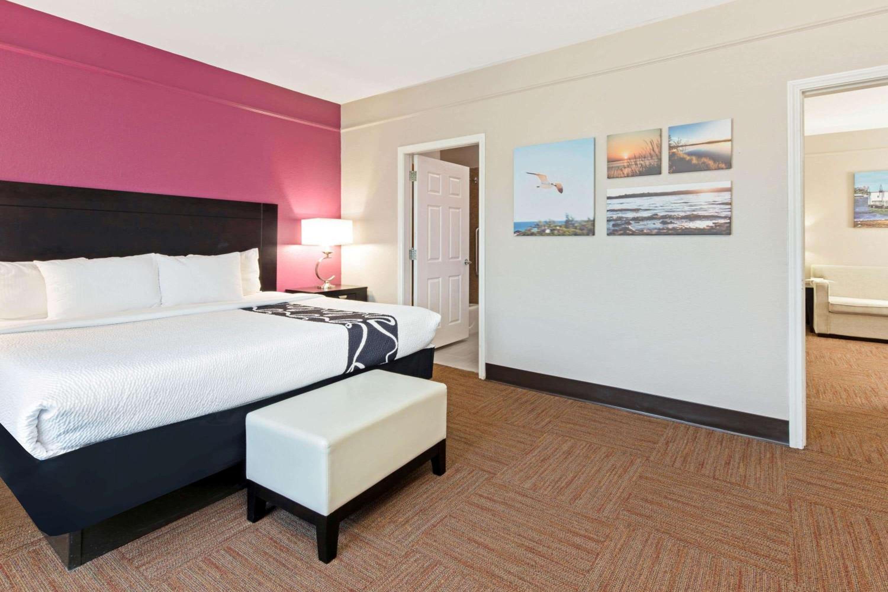 King Suite - Non-Smoking - Photo 3