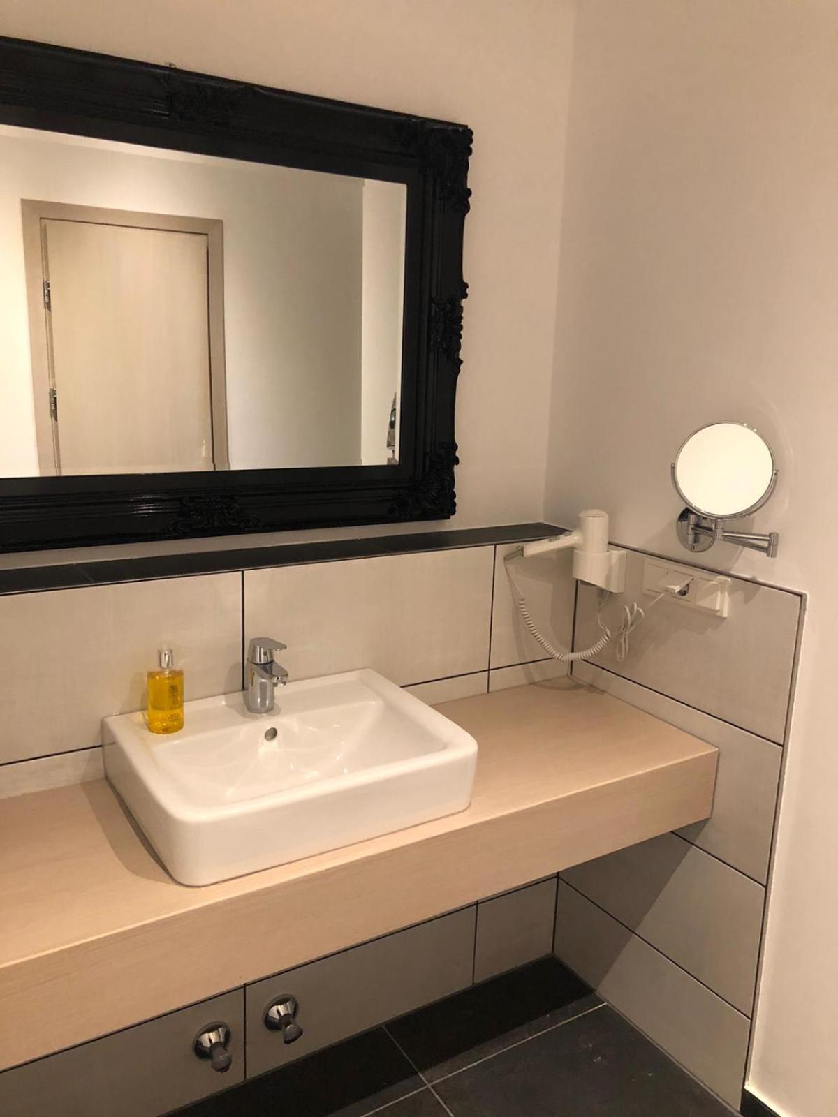 Deluxe Double Room - Photo 12
