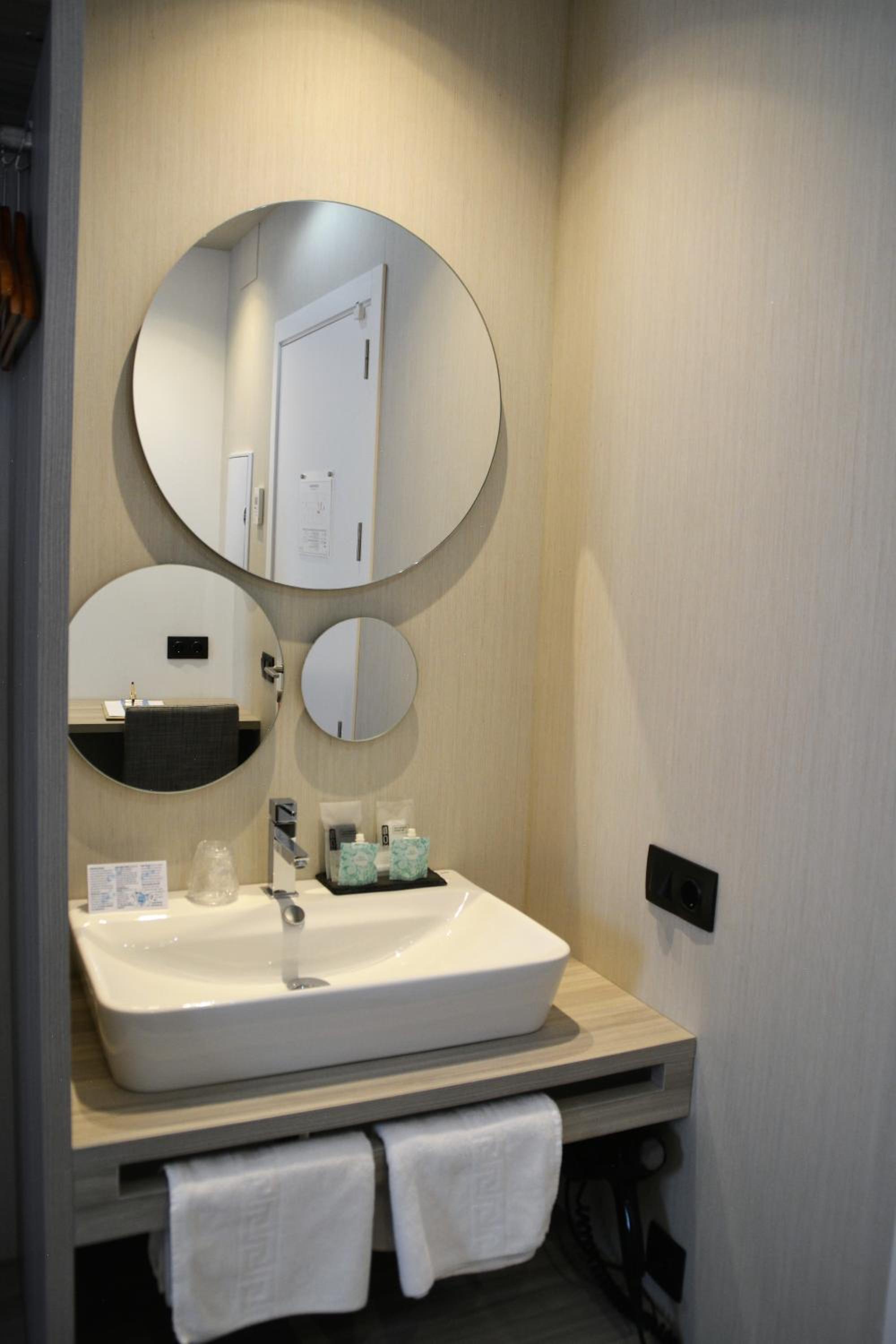 Queen Room with Private Bathroom - Photo 25