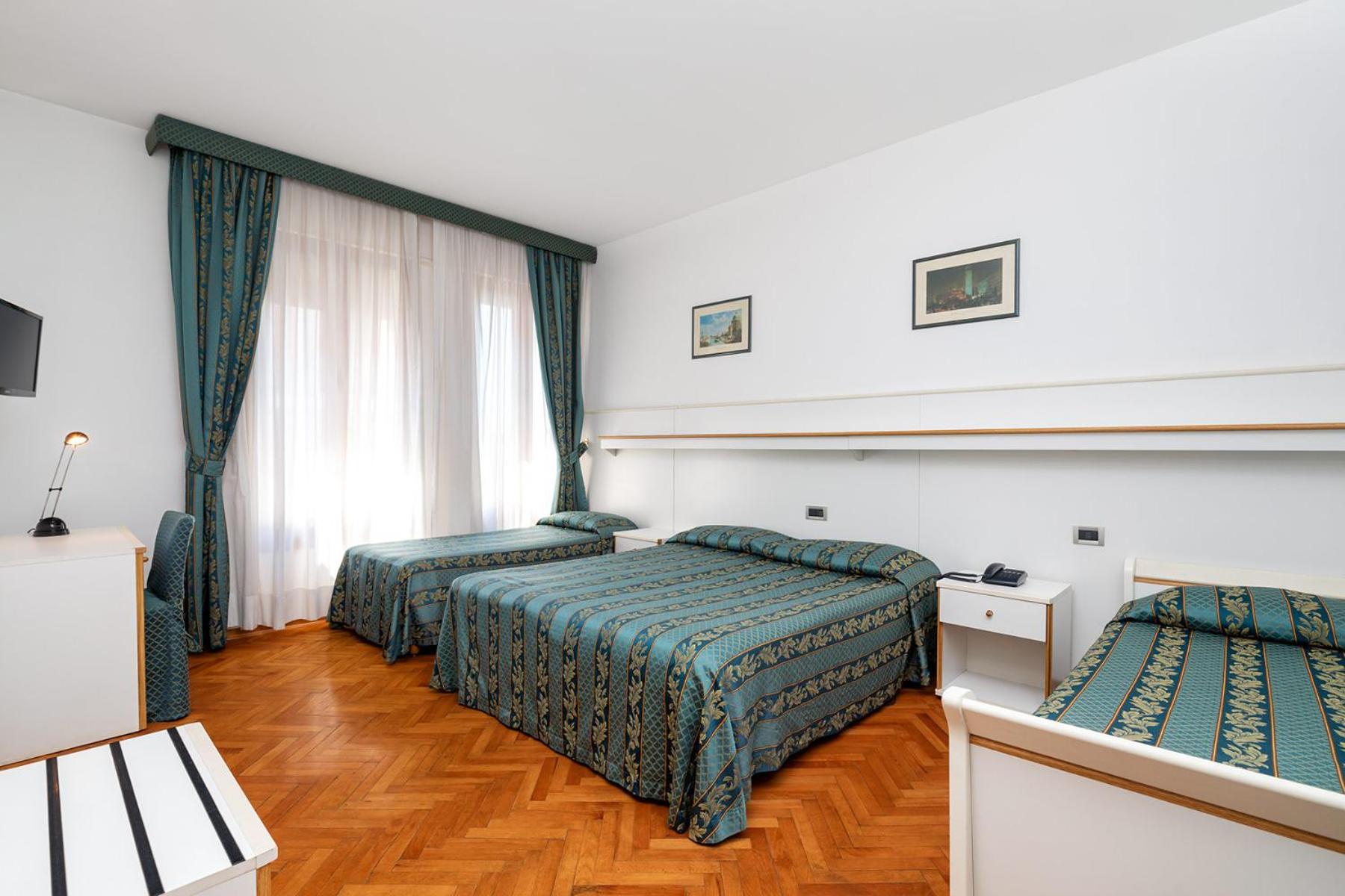 Quadruple Room - Photo 1