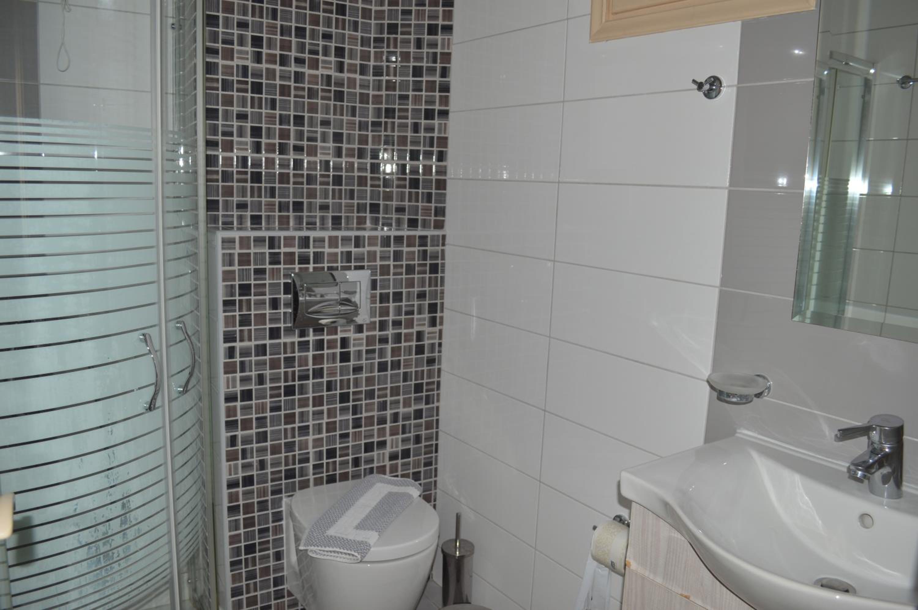 Double or Twin Room with Side Sea View - Photo 5