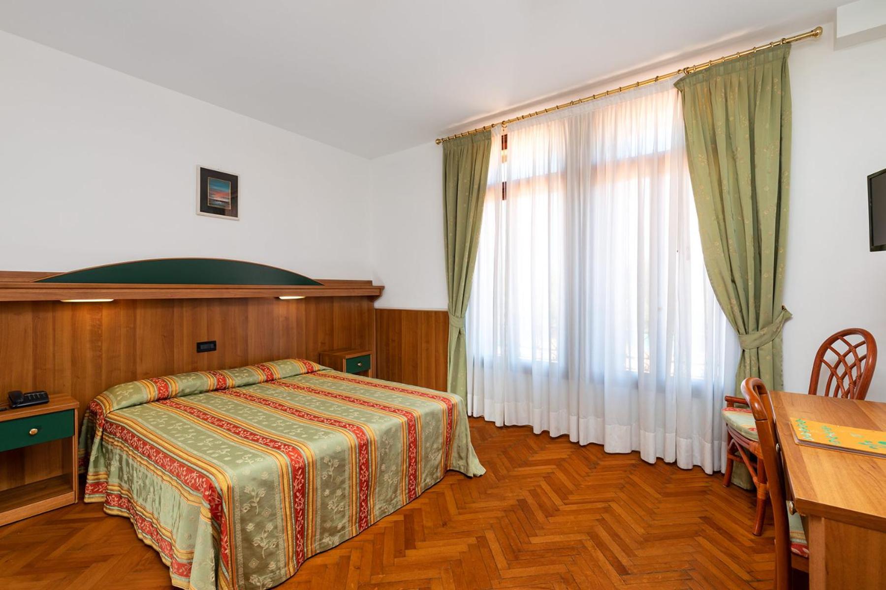Double Room - Photo 2
