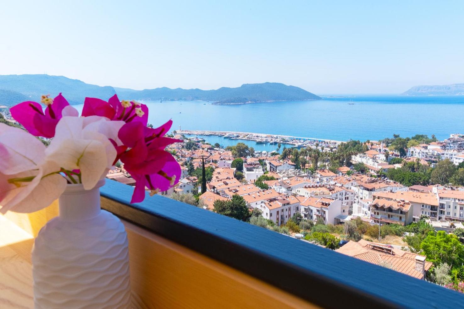 Double Room with Balcony and Sea View - Photo 10