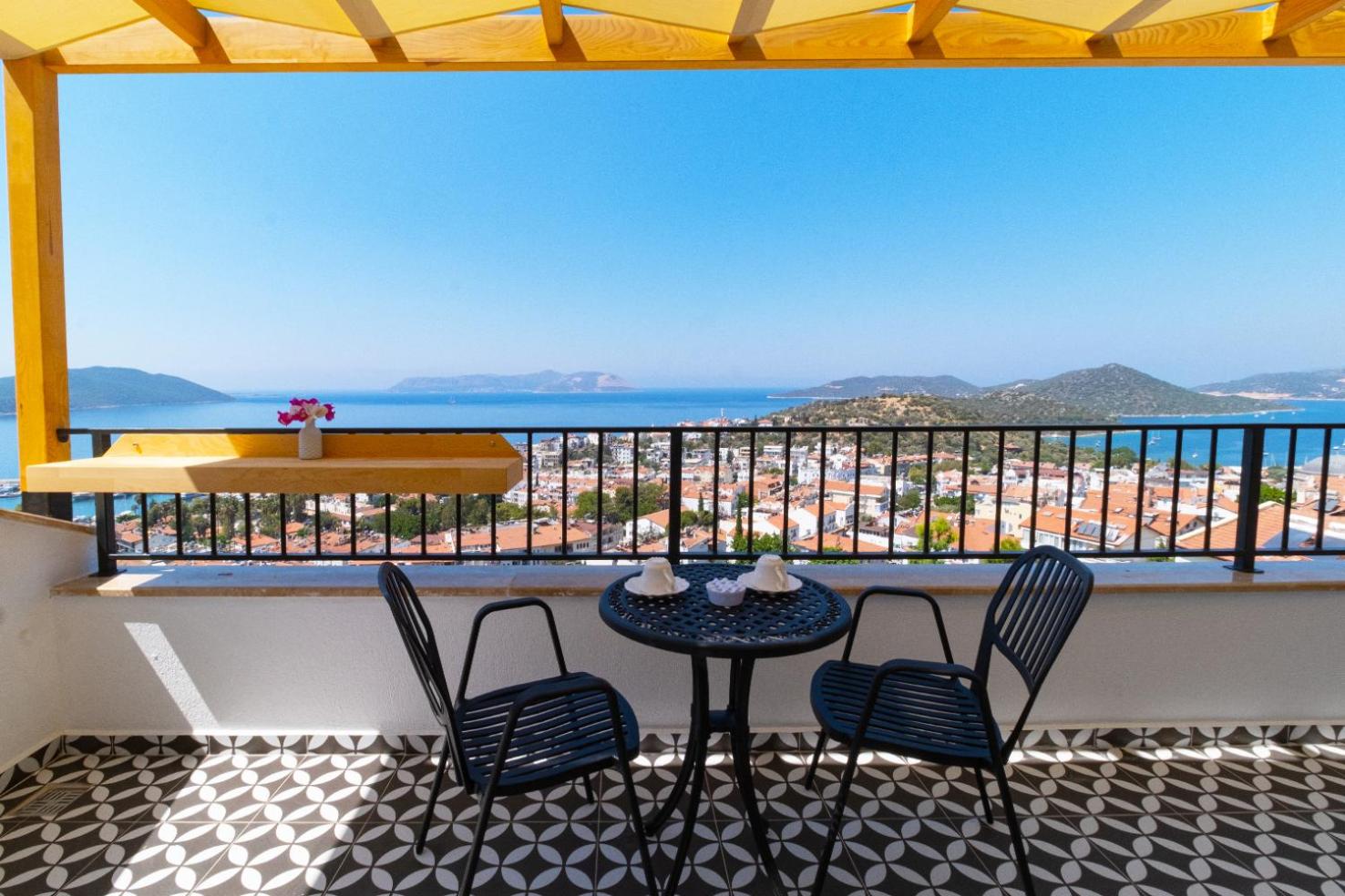 Double Room with Balcony and Sea View - Photo 12