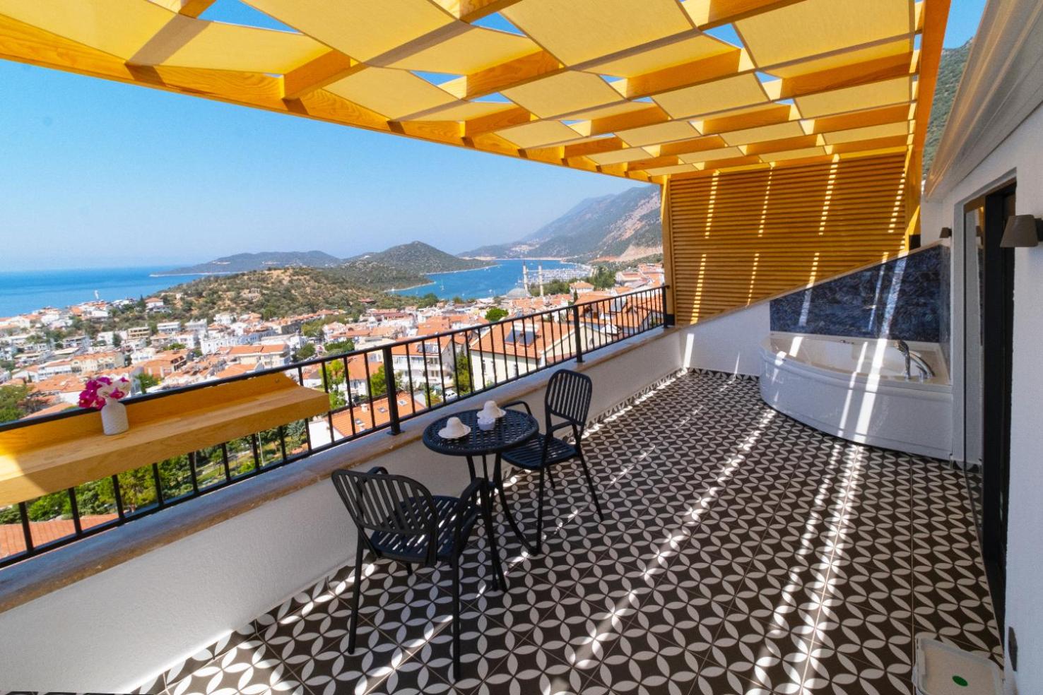 Double Room with Balcony and Sea View - Photo 11