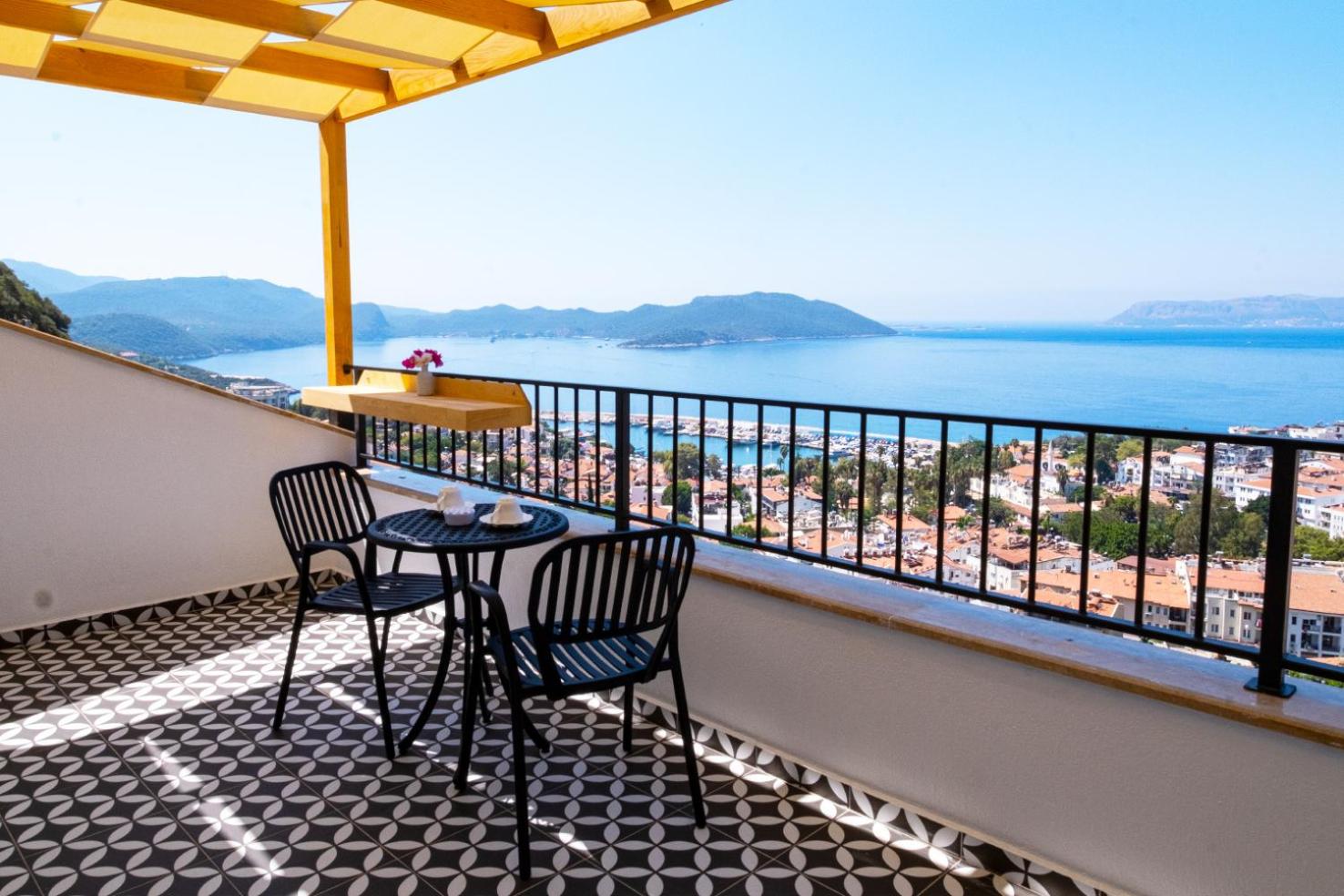 Double Room with Balcony and Sea View - Photo 9