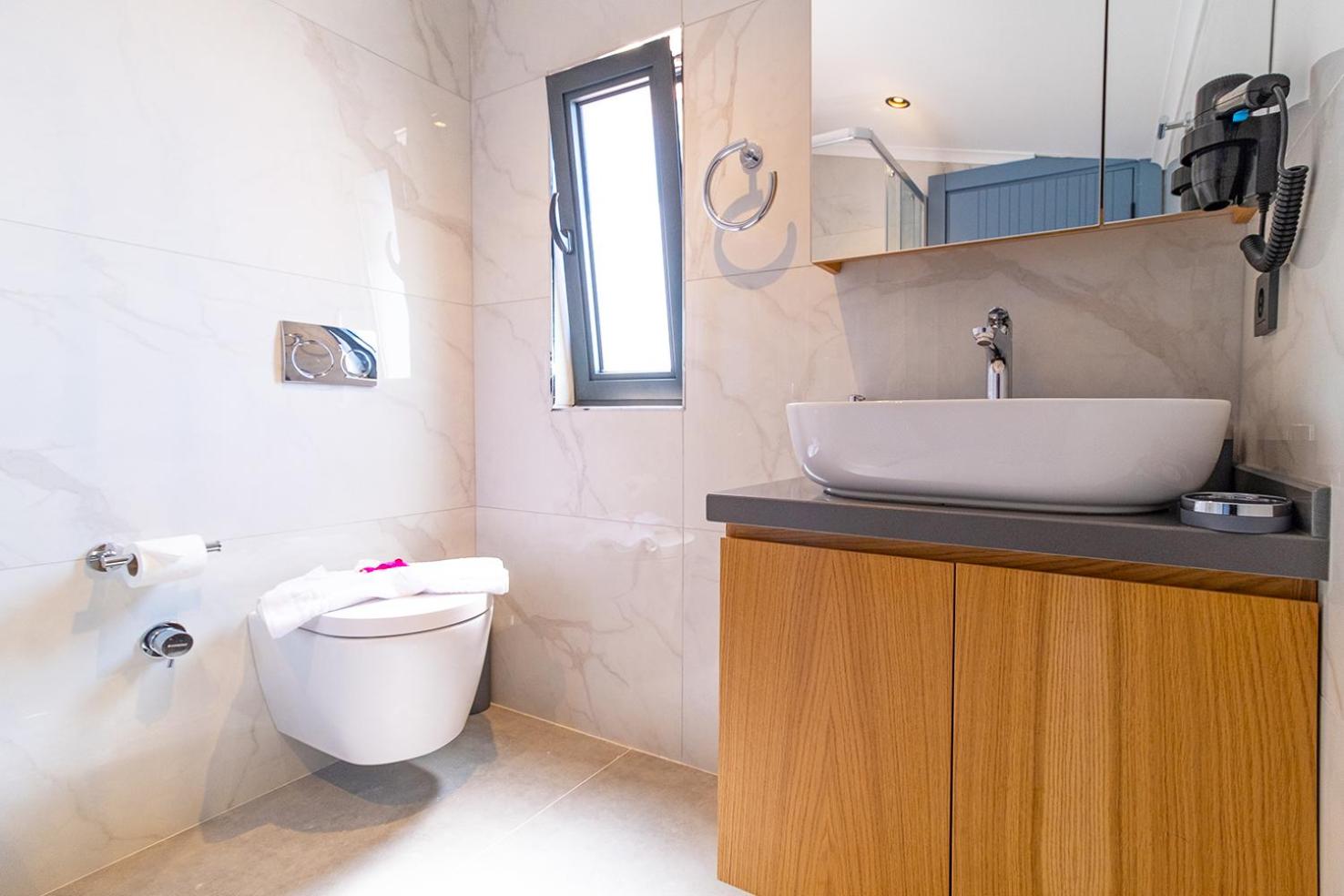 Double Room with Balcony and Sea View - Photo 8