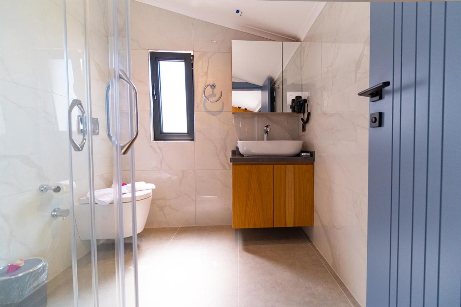 Double Room with Balcony and Sea View - Photo 6