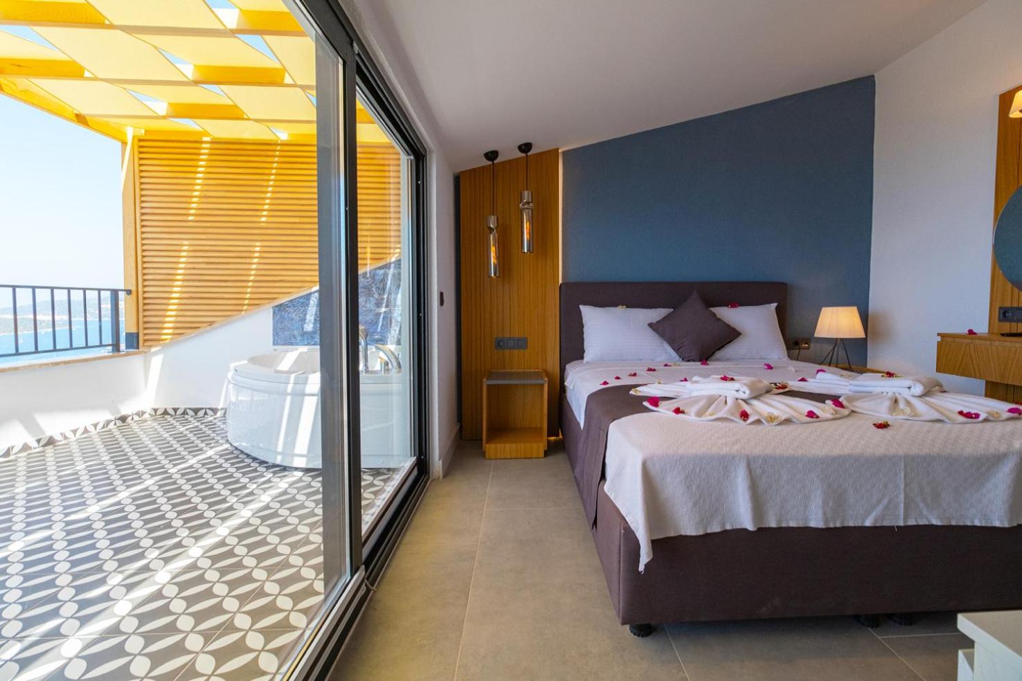 Double Room with Balcony and Sea View - Photo 1