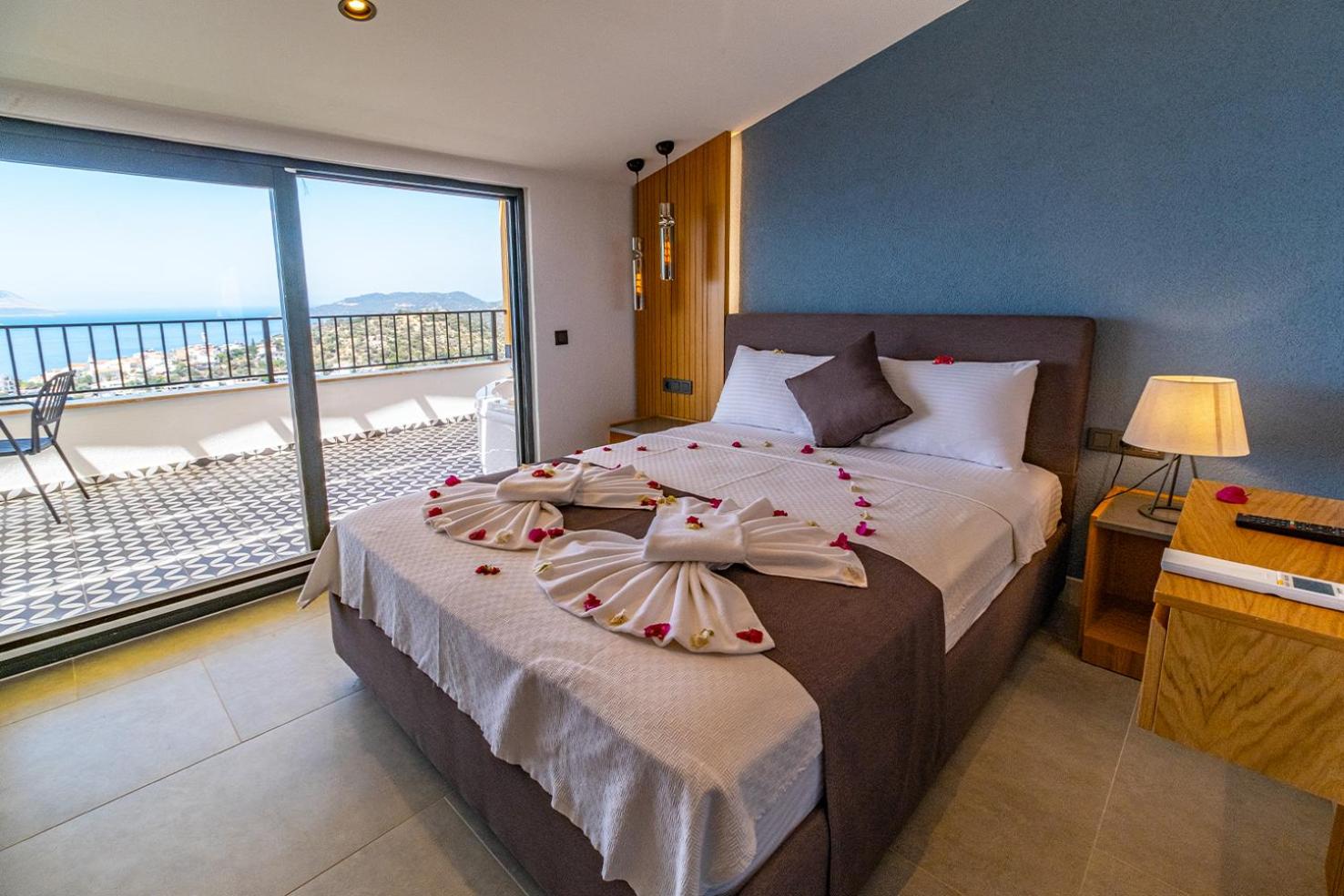 Double Room with Balcony and Sea View - Photo 5