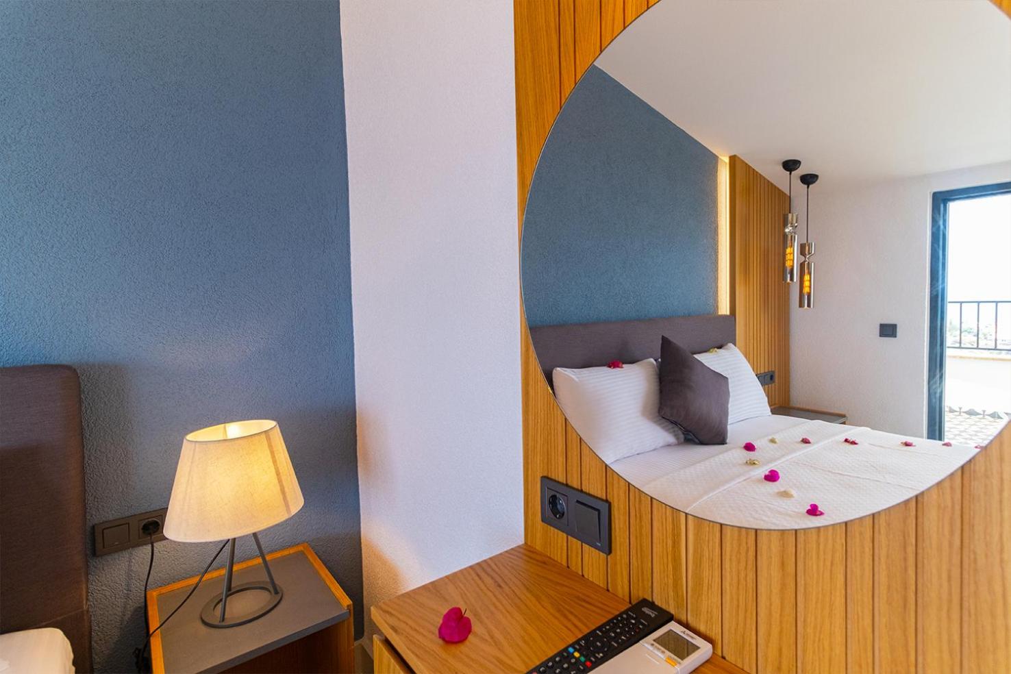 Double Room with Balcony and Sea View - Photo 4