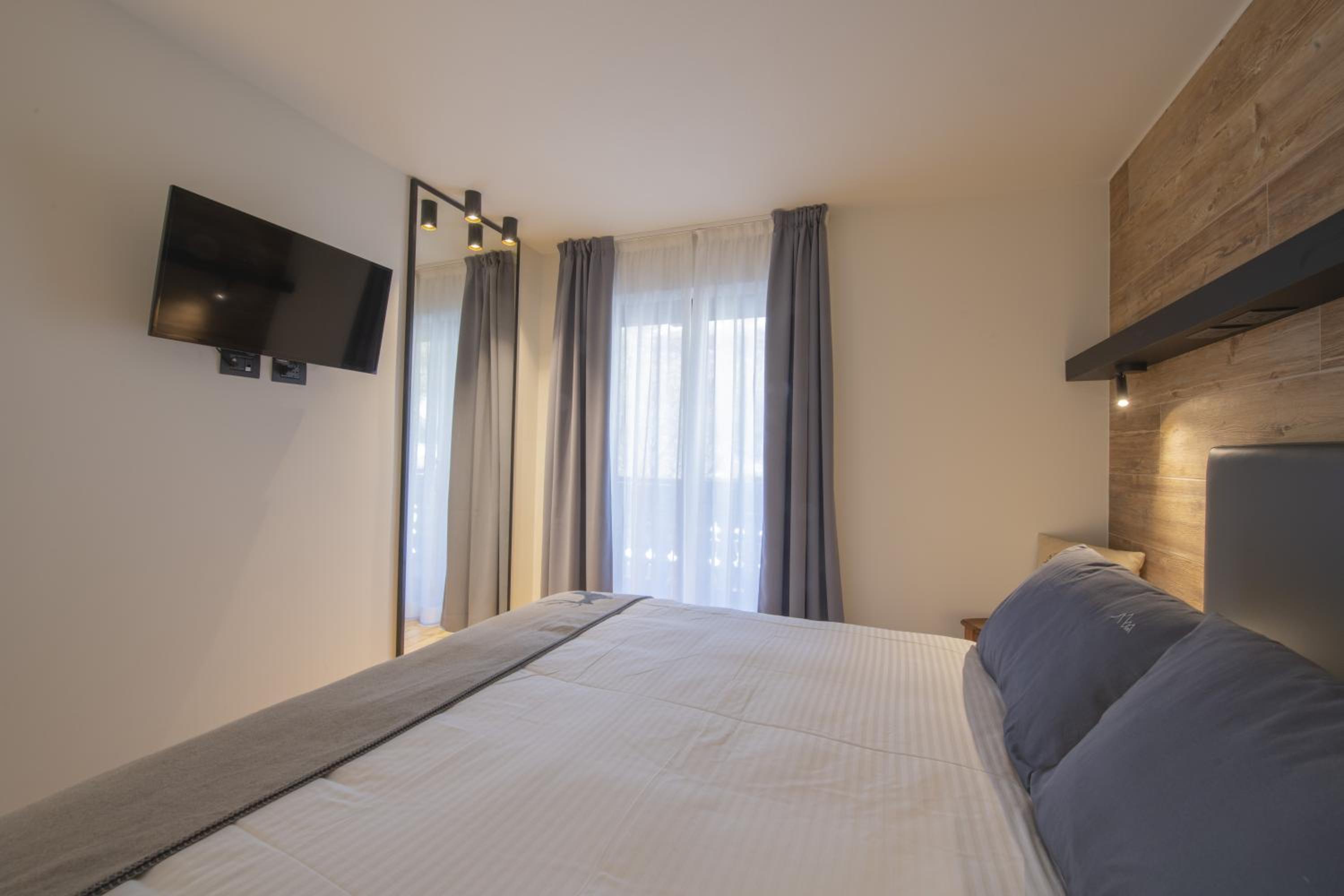 Deluxe Double or Twin Room with Mountain View - Photo 10