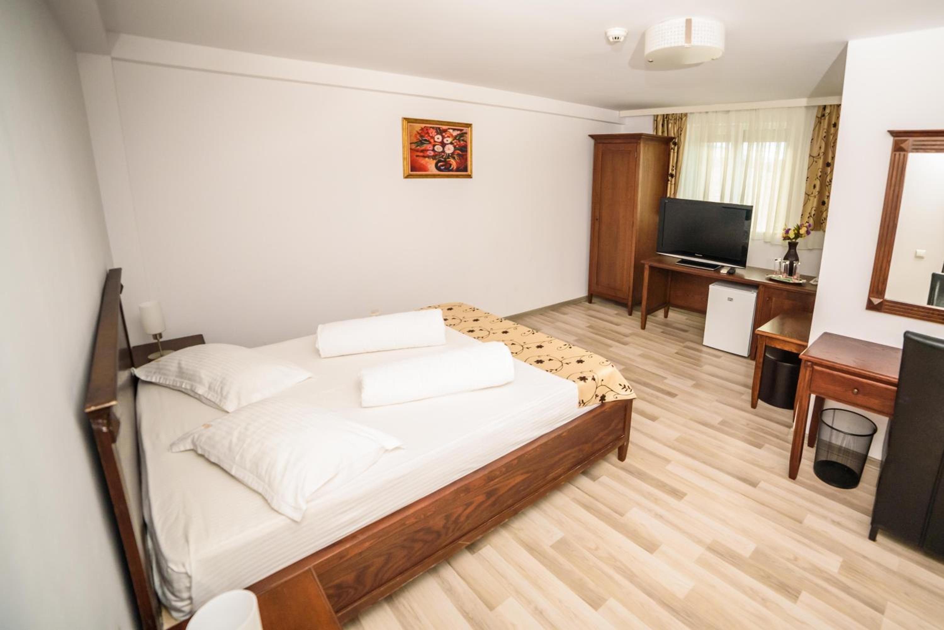 One-Bedroom Suite - Photo 2