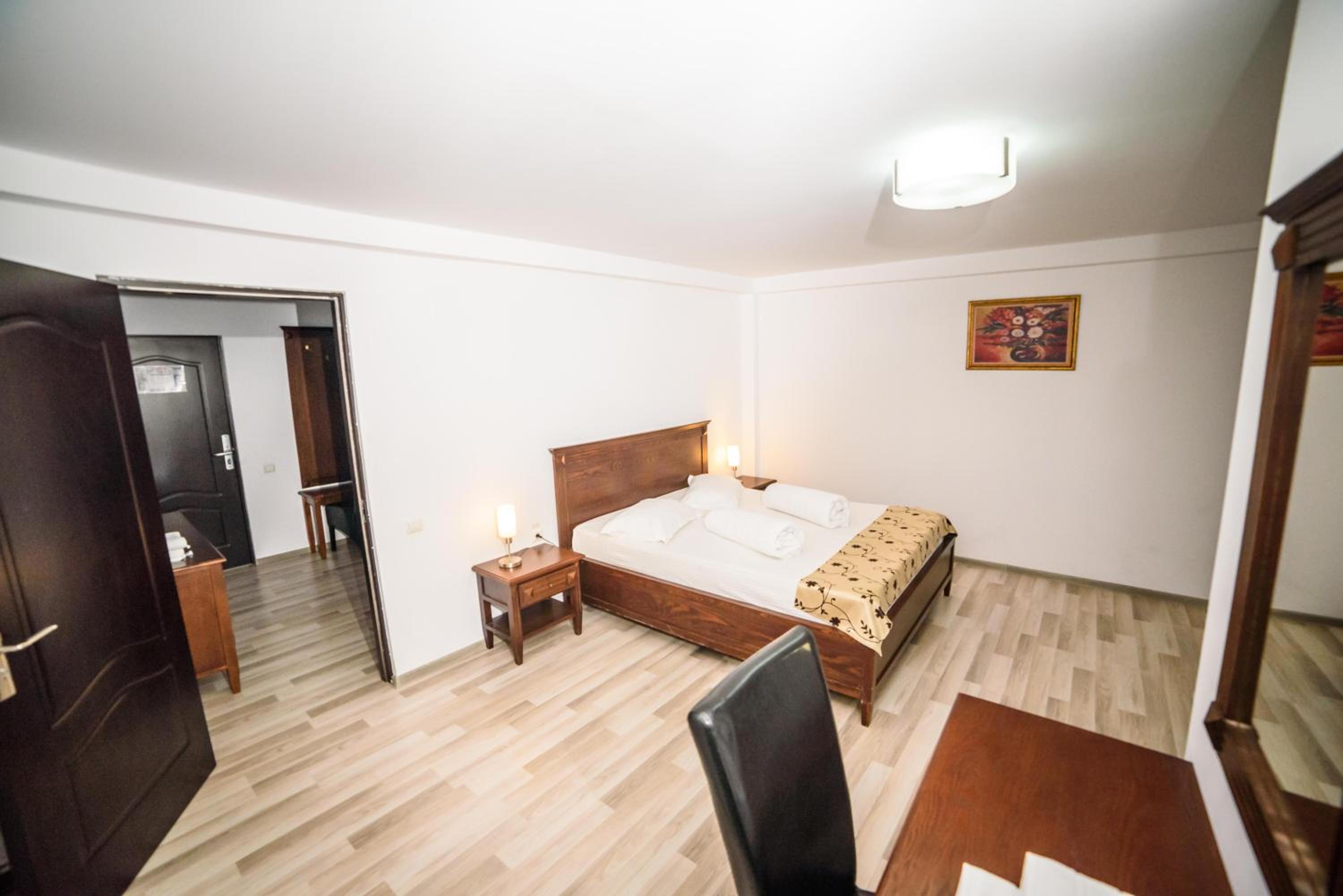 One-Bedroom Suite - Photo 4