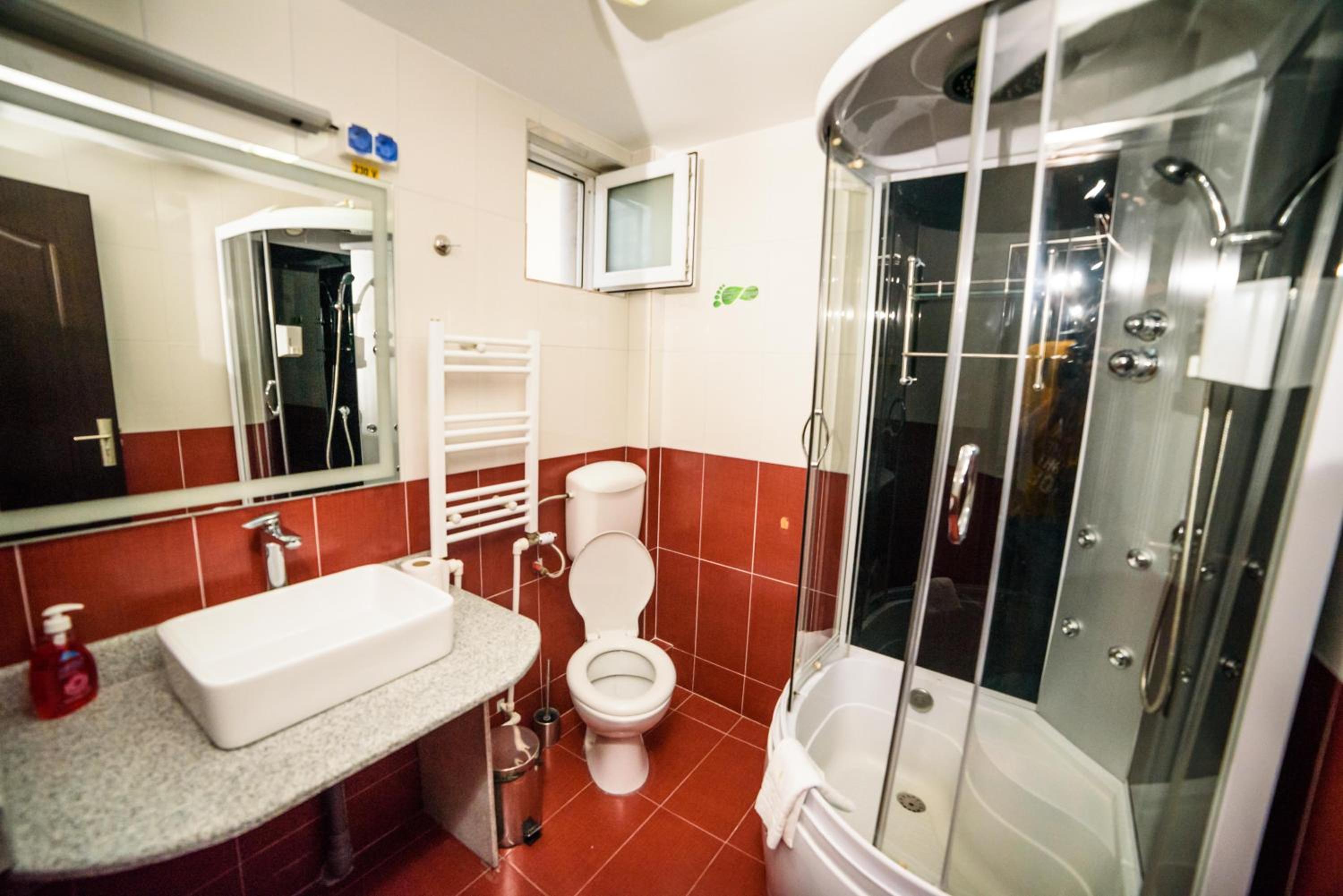 Large Double Room - Photo 3