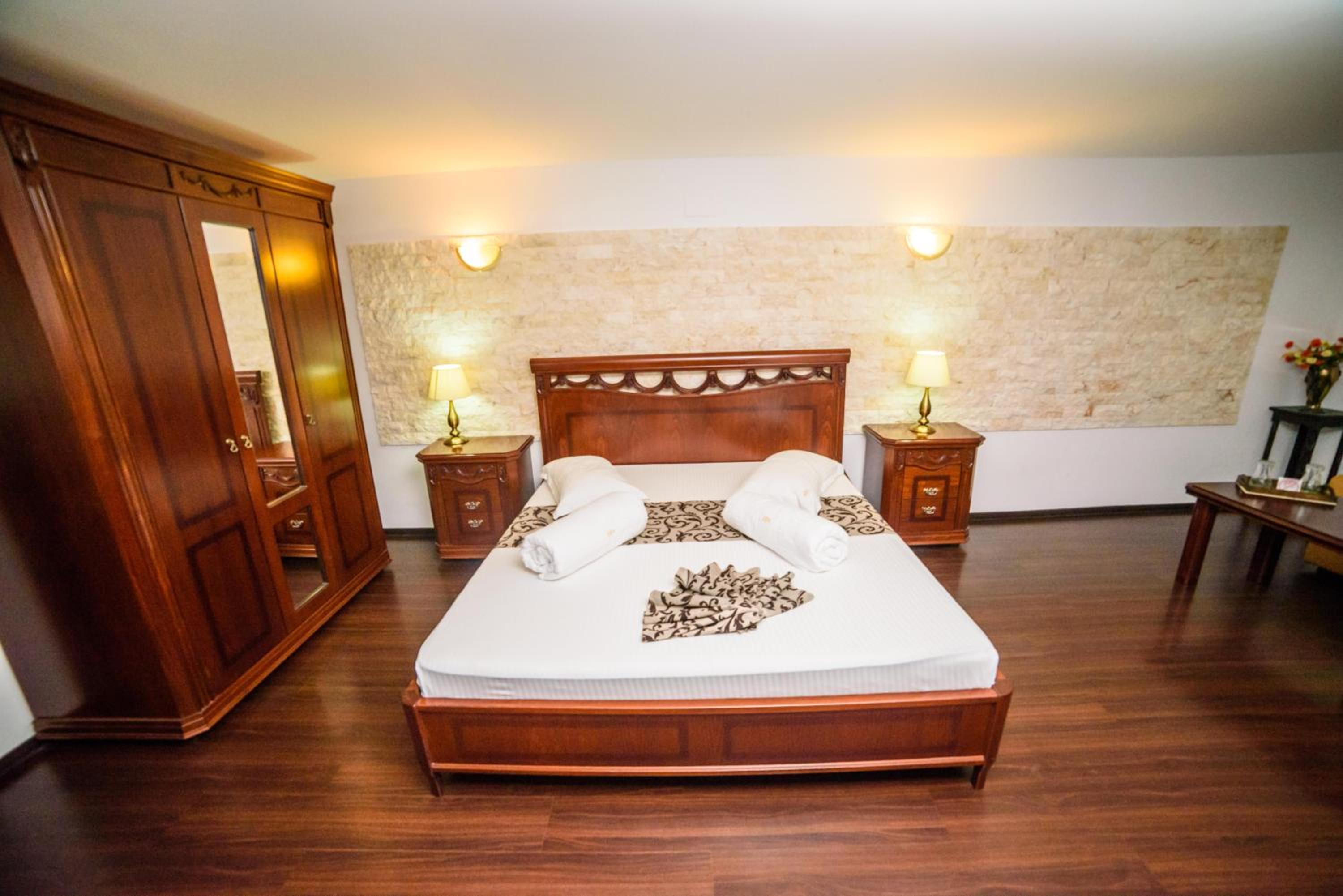 Large Double Room - Photo 2