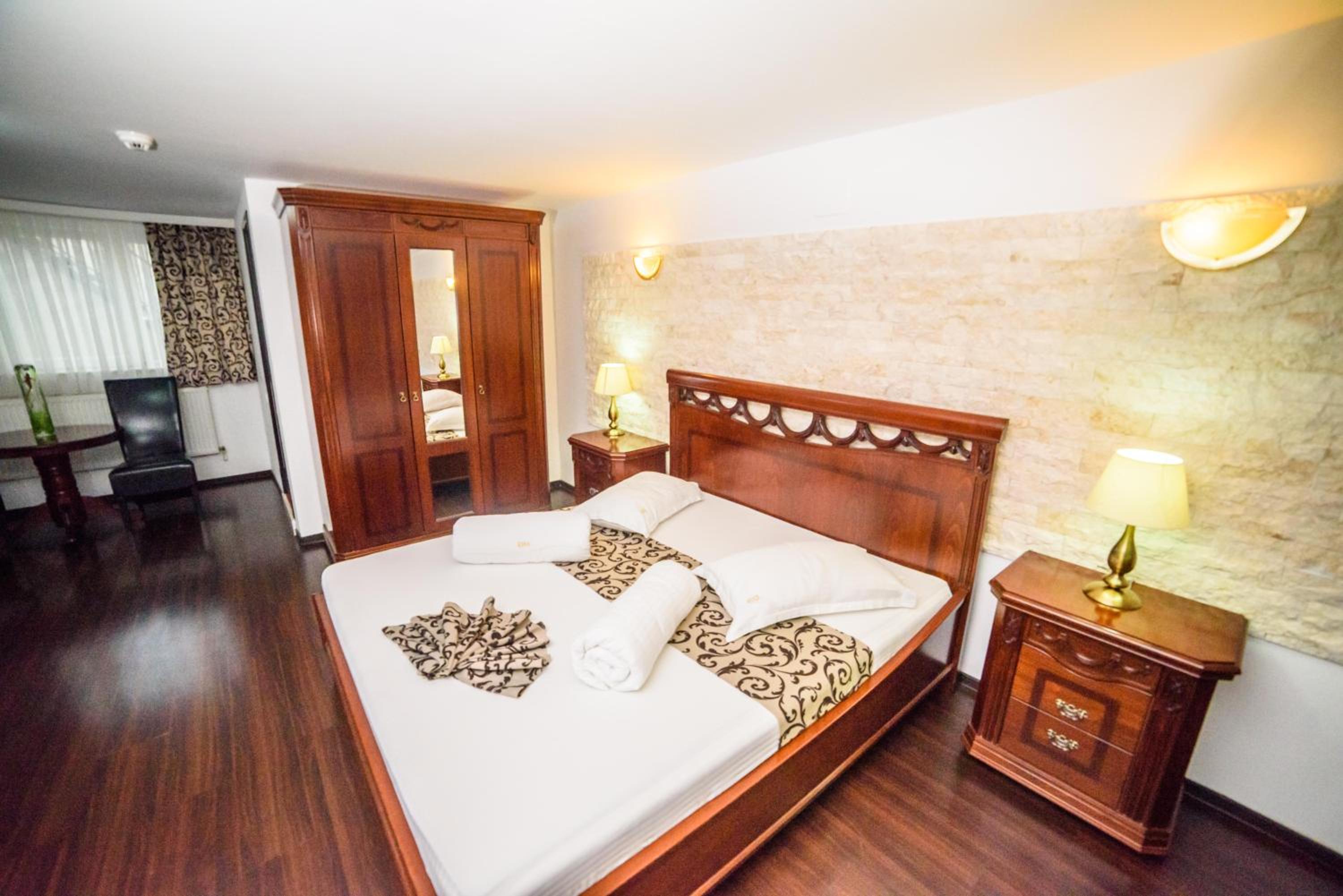 Large Double Room - Photo 1