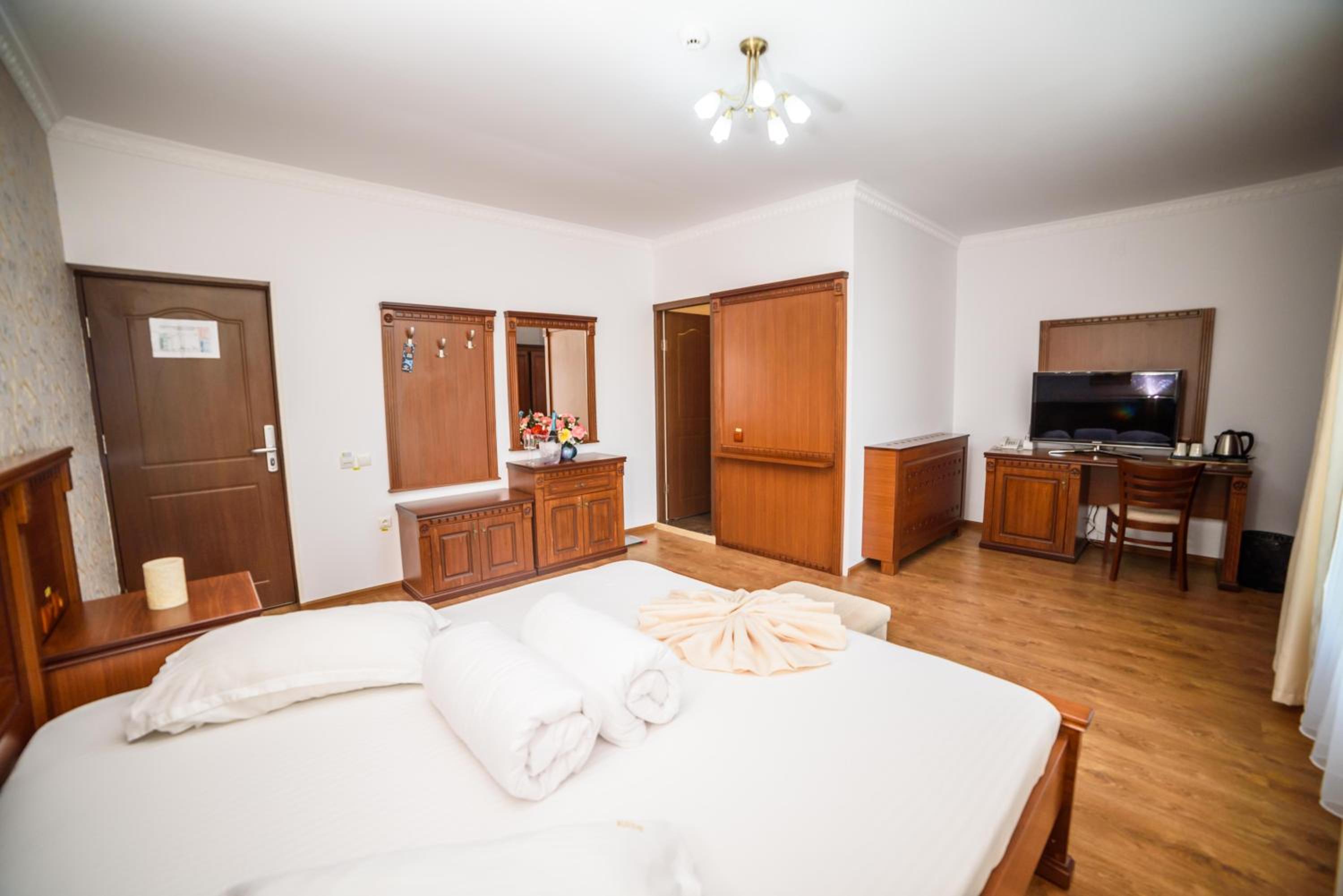 Deluxe Double Room - Photo 19