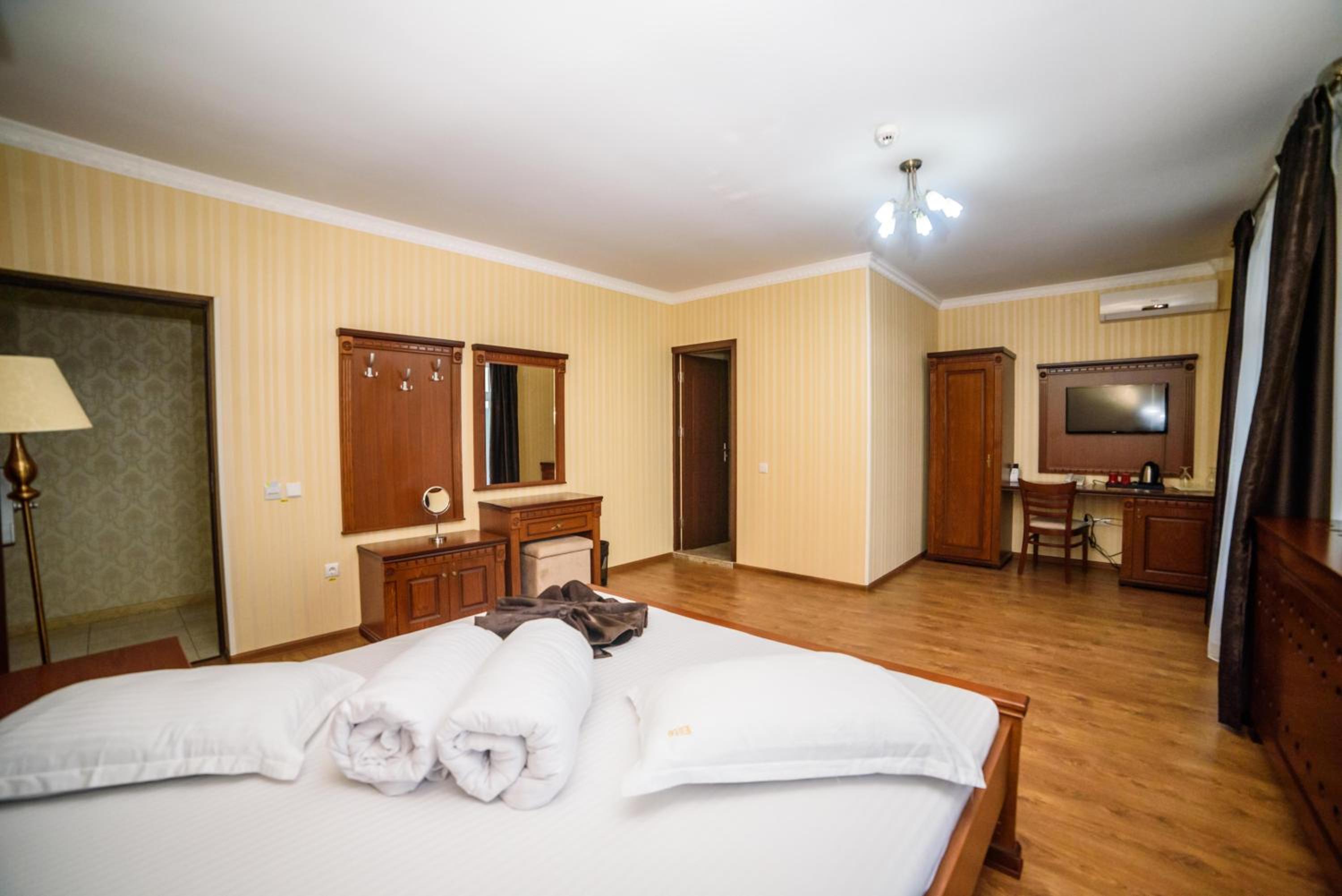 Deluxe Double Room - Photo 8