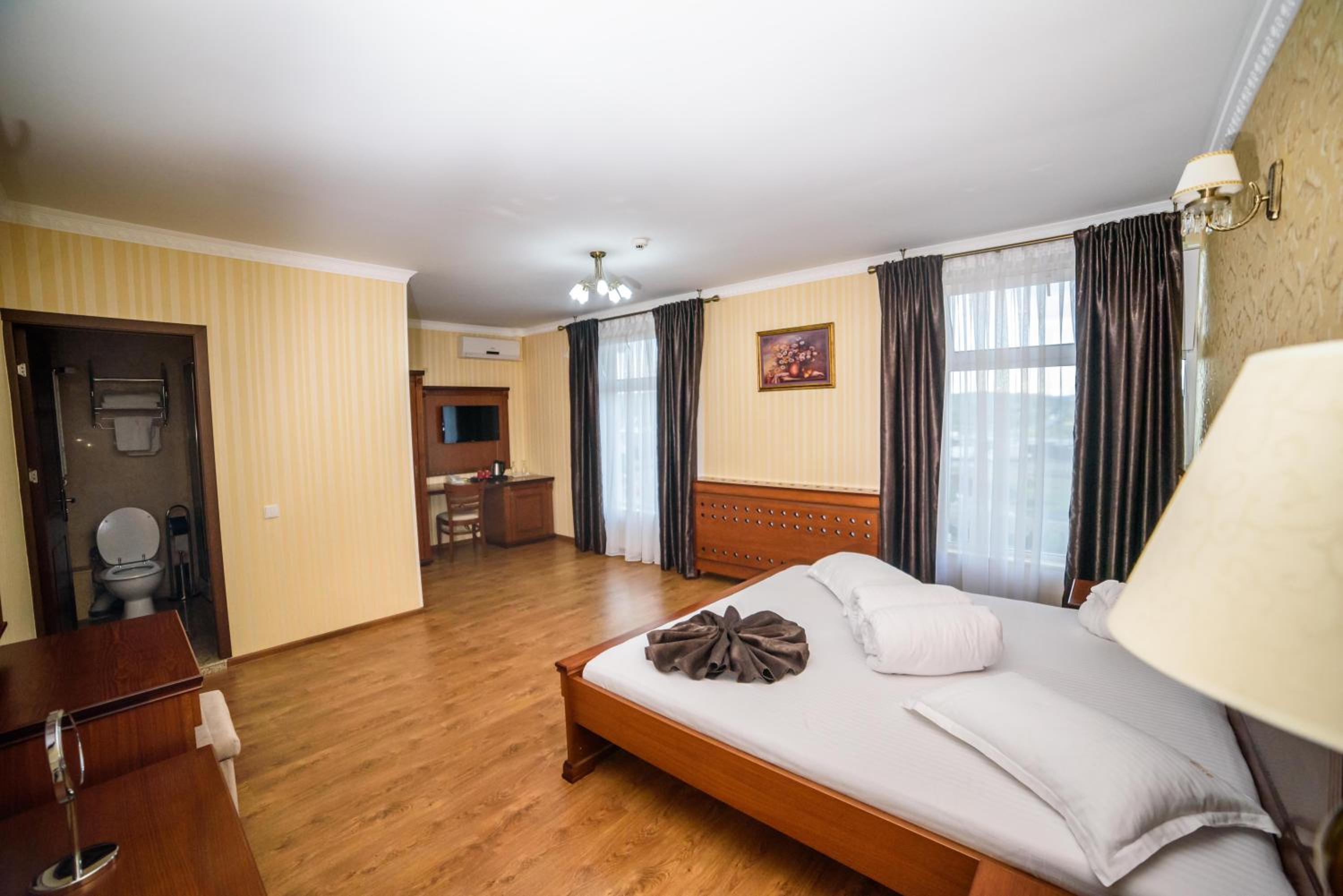 Deluxe Double Room - Photo 9