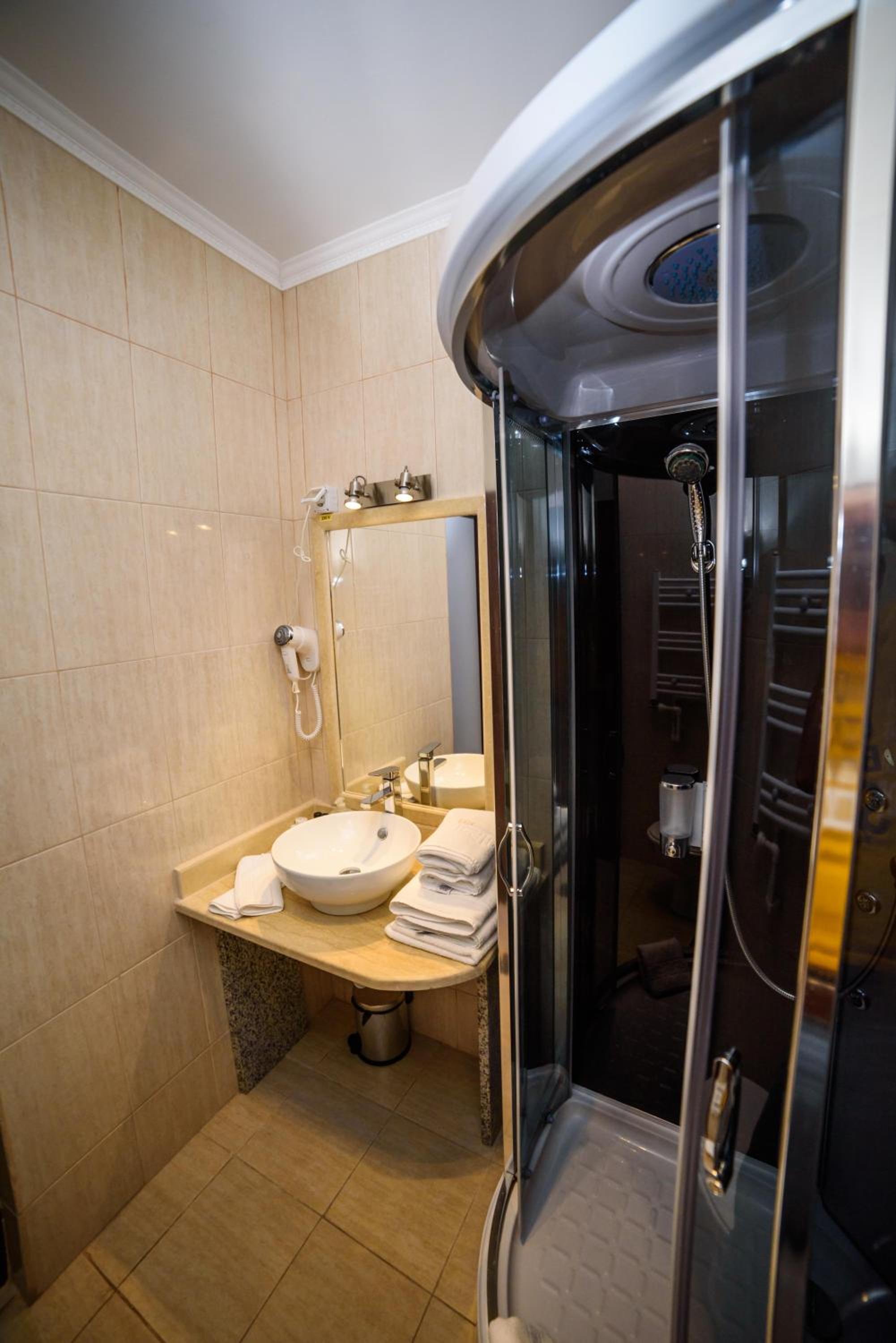 Deluxe Double Room - Photo 14