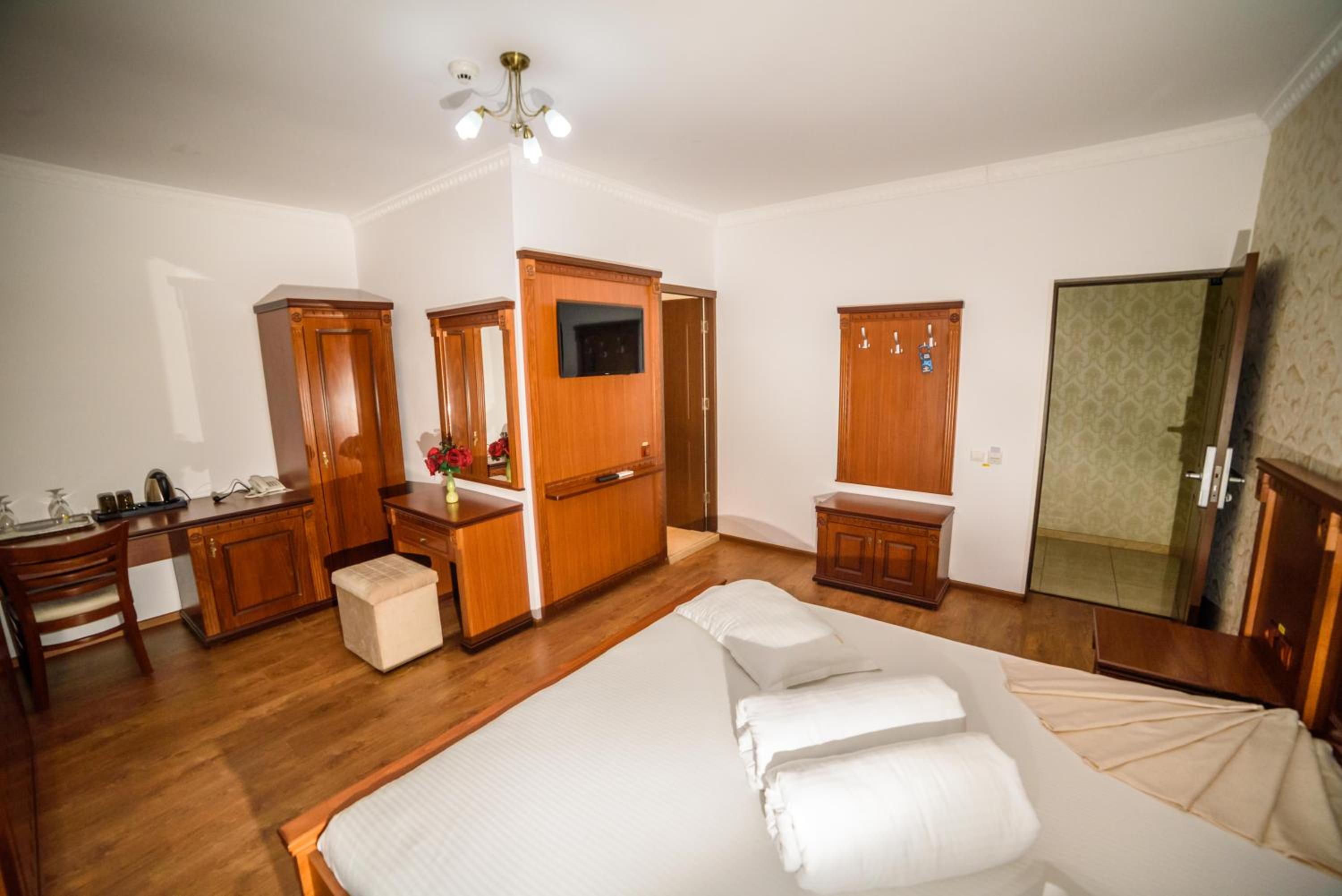Deluxe Double Room - Photo 12