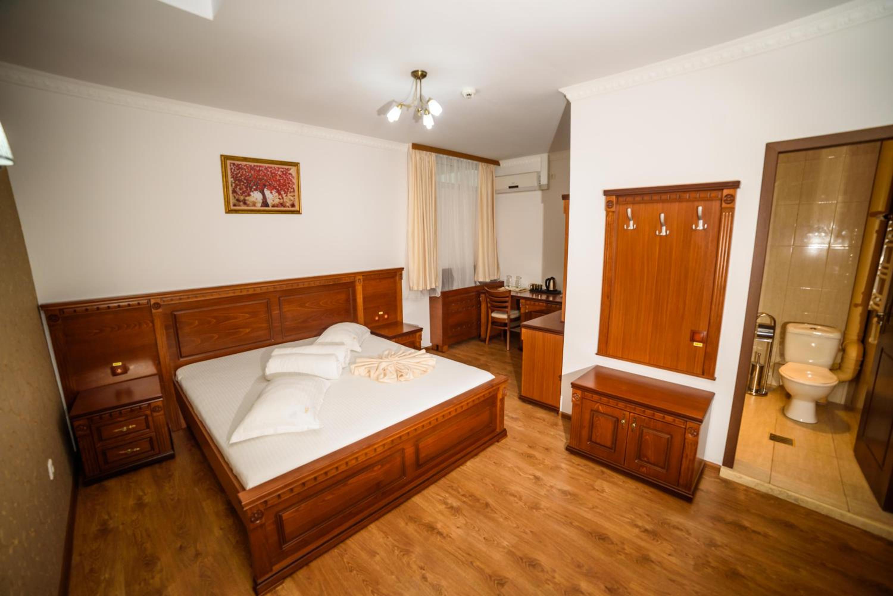 Deluxe Double Room - Photo 11