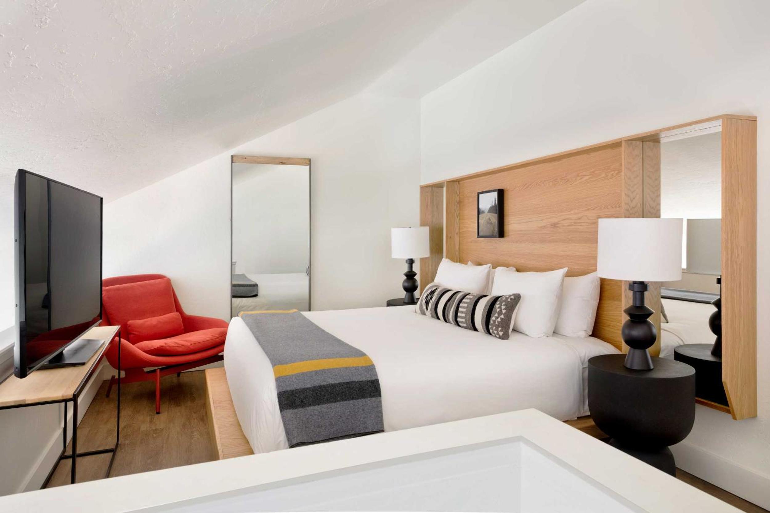 Premium Studio Suite Loft | King + King + Sleeper Sofa - Photo 5