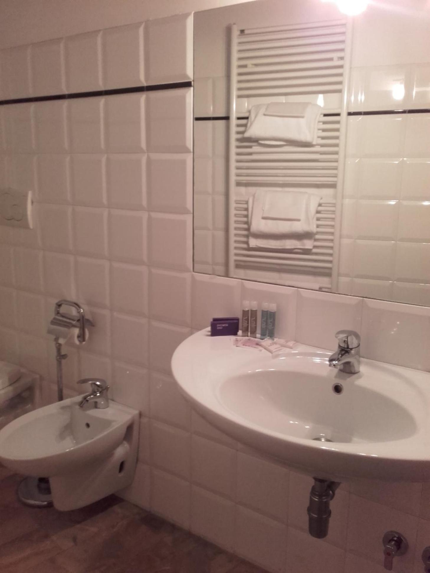 Deluxe Double Room (2 Adults + 1 Child) - Photo 10