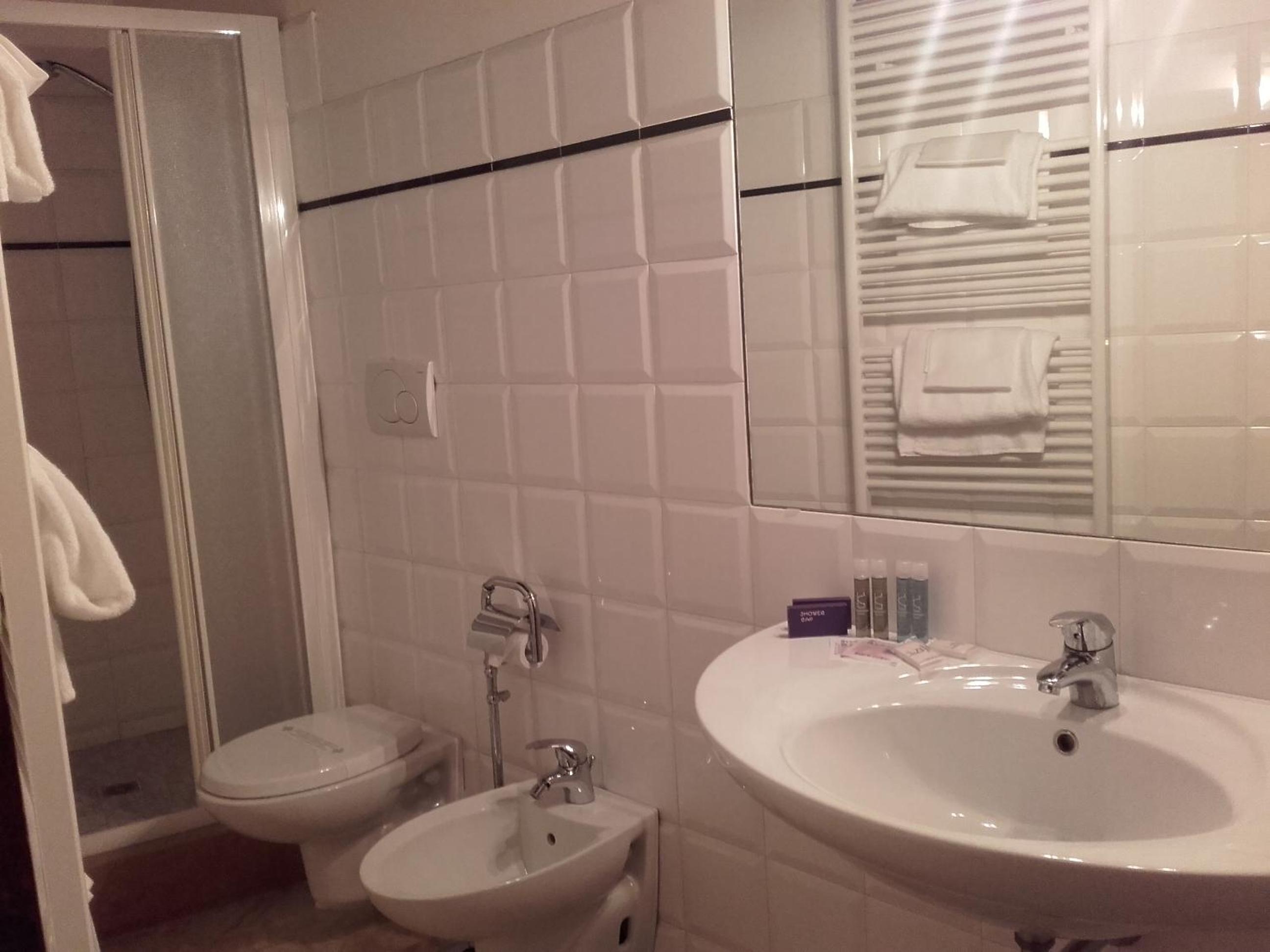 Deluxe Double Room (2 Adults + 1 Child) - Photo 11