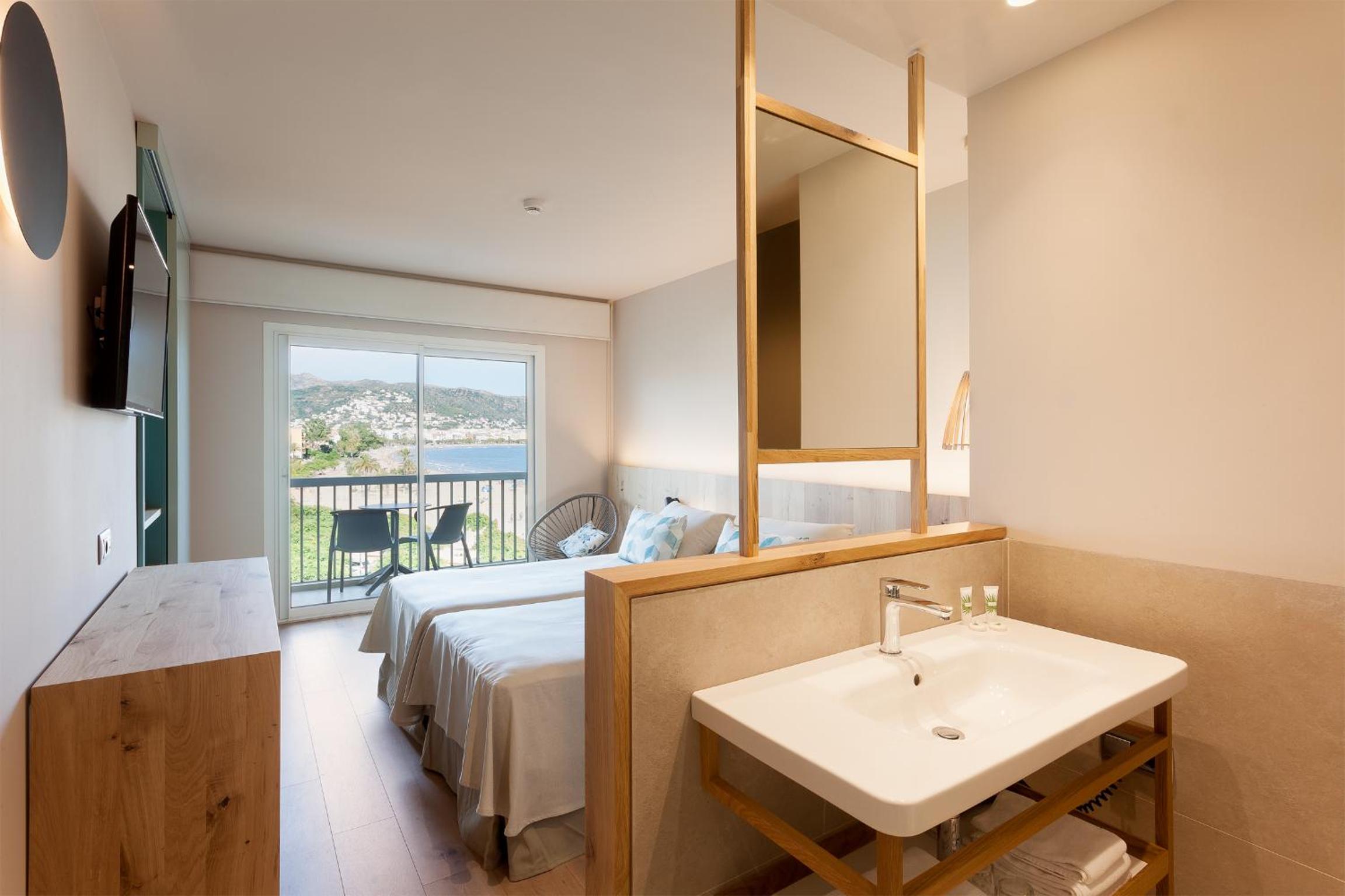 Superior Deluxe Double or Twin Room  photo 3