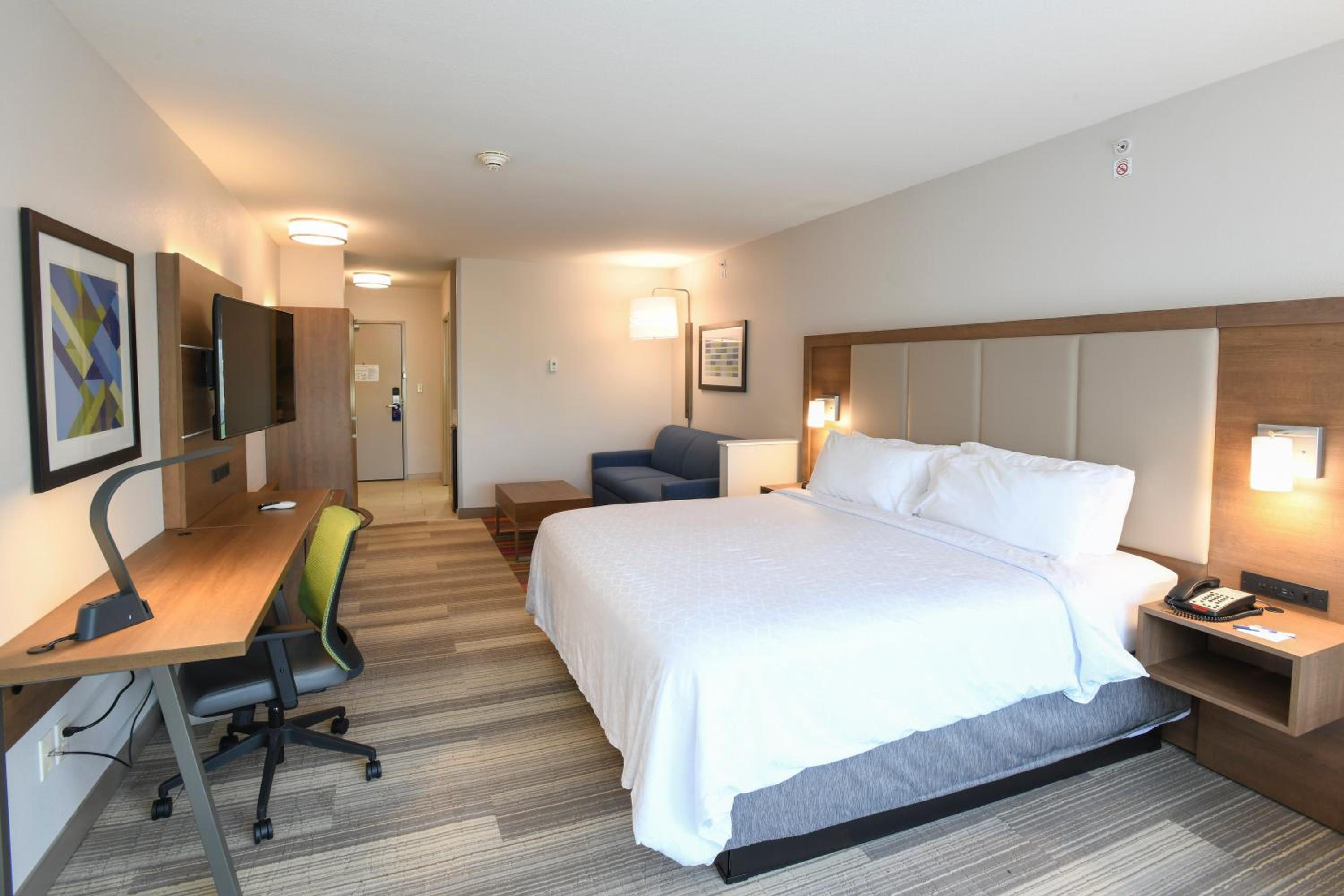 One-Bedroom King Suite with Living Area - Photo 2