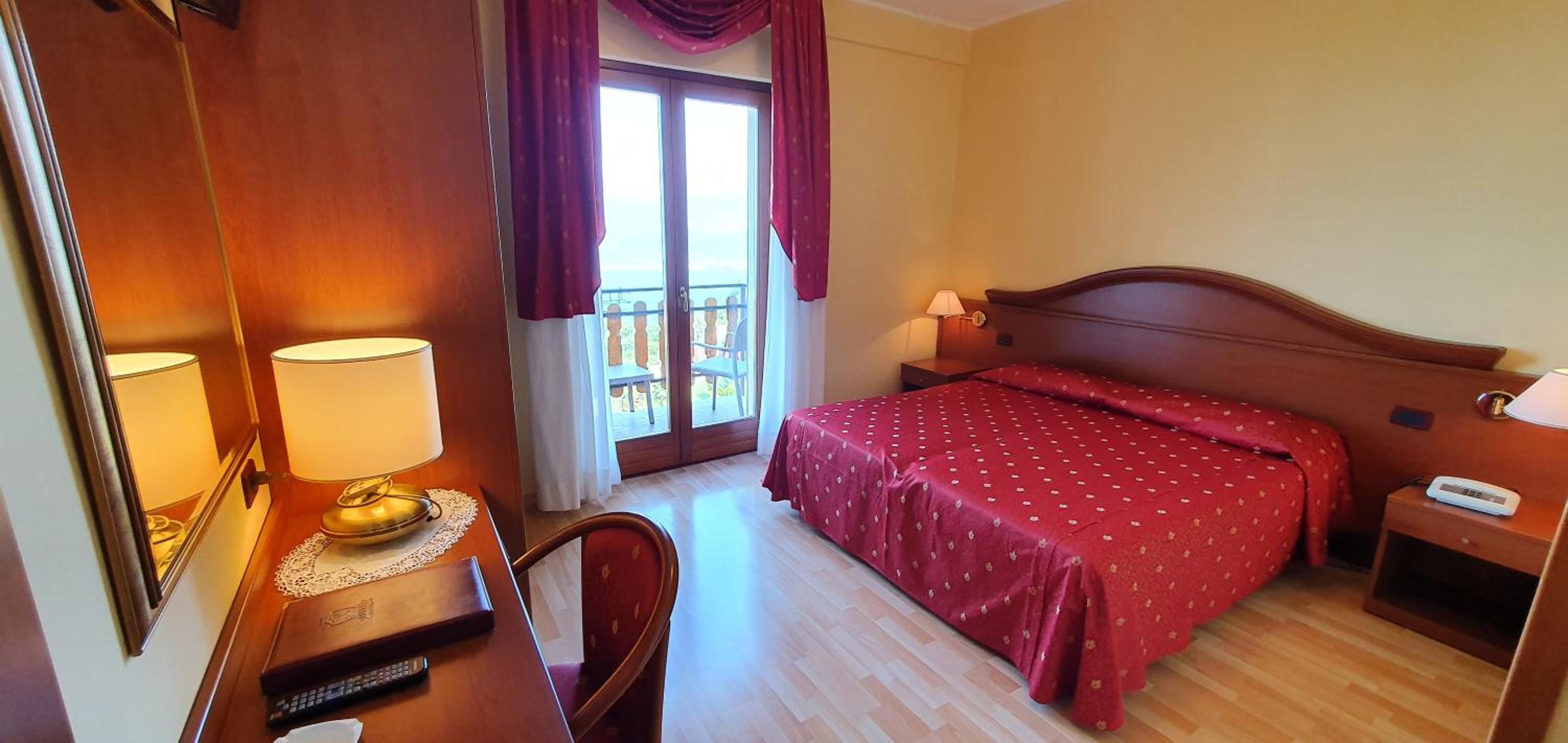 Panoramic Double or Twin Room with Lake View photo 3