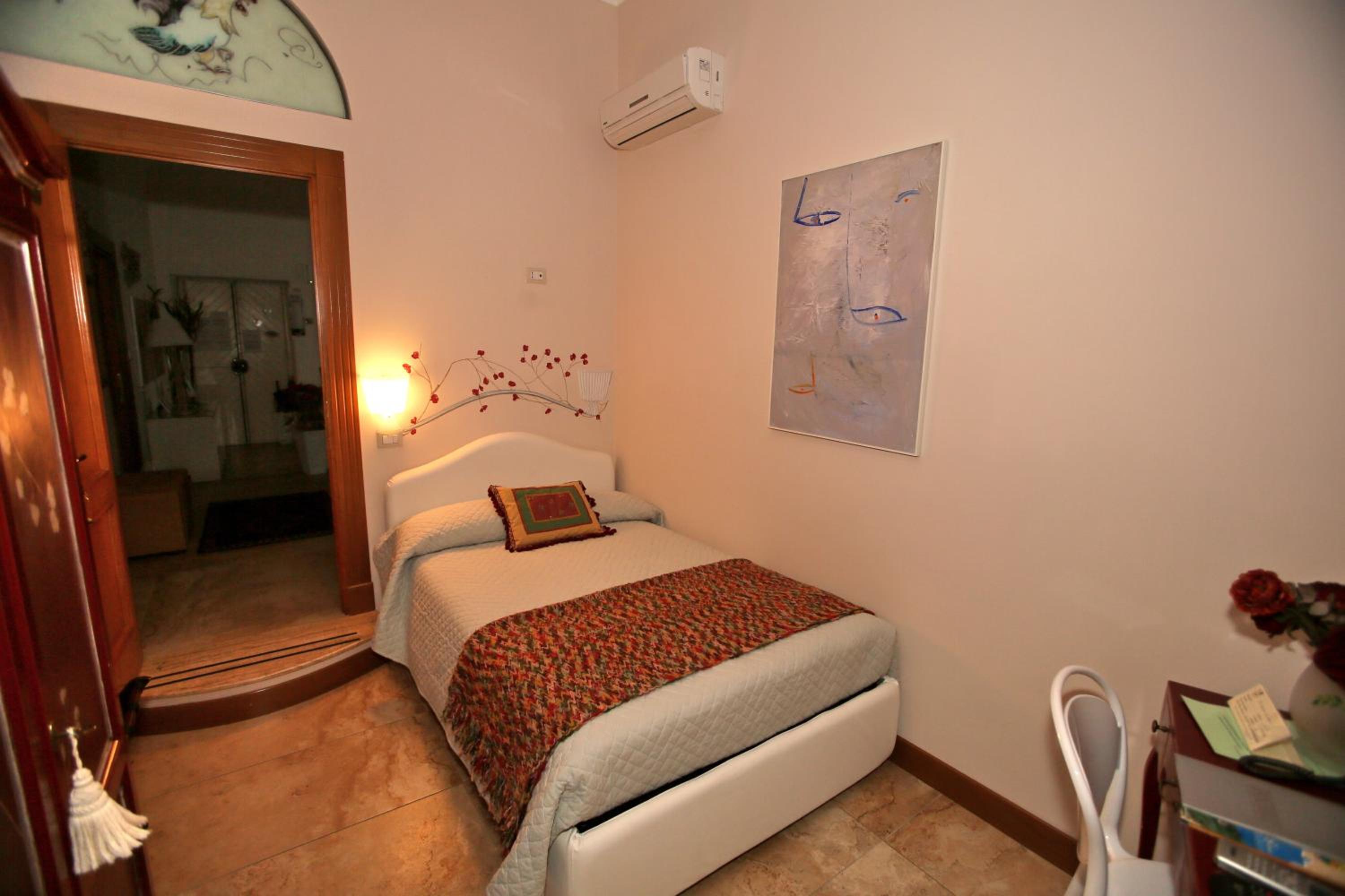 Single Room with Private External Bathroom photo 2