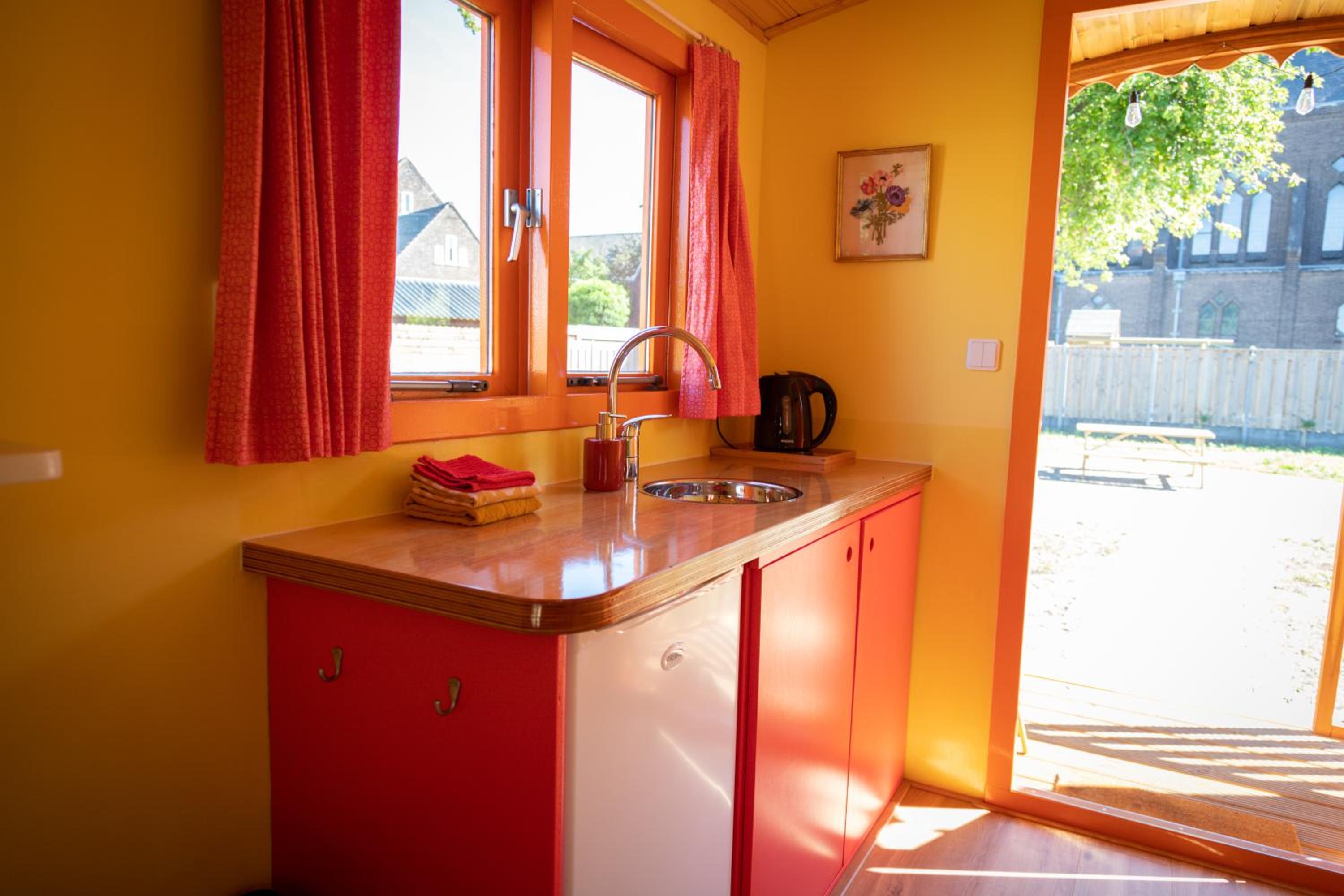 Family Room with Garden View - Photo 7