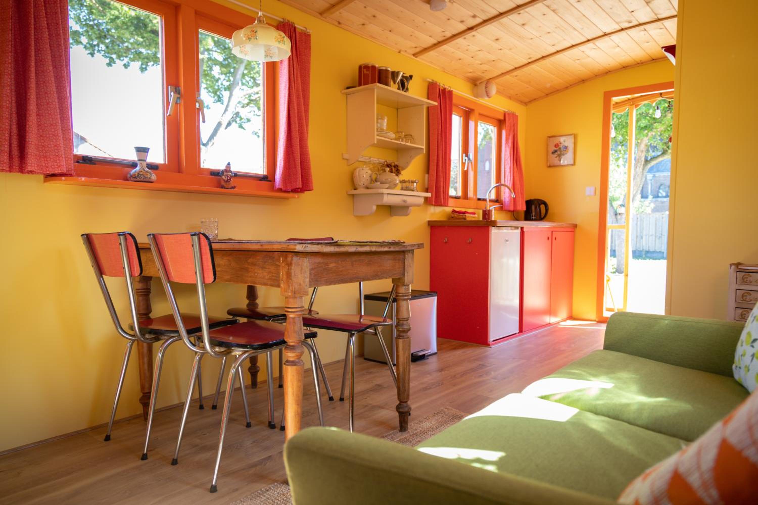 Family Room with Garden View - Photo 6