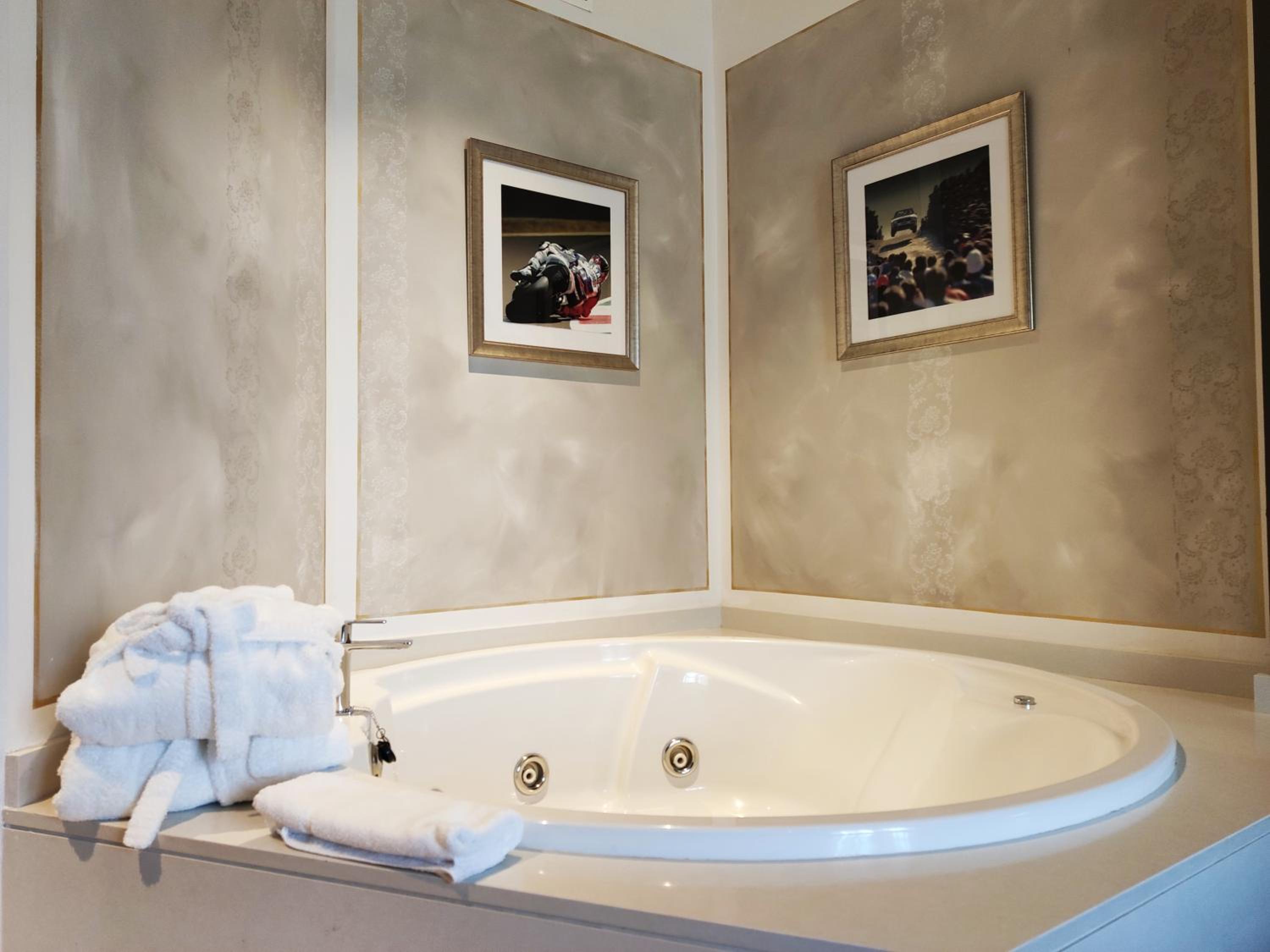 Comfort Double Room with Hot Tub  - Photo 8