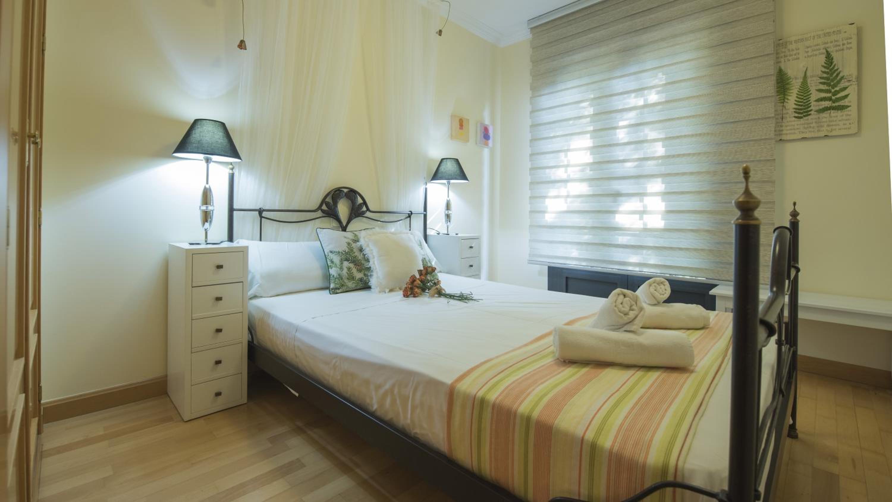 Apartment with Balcony - Photo 5