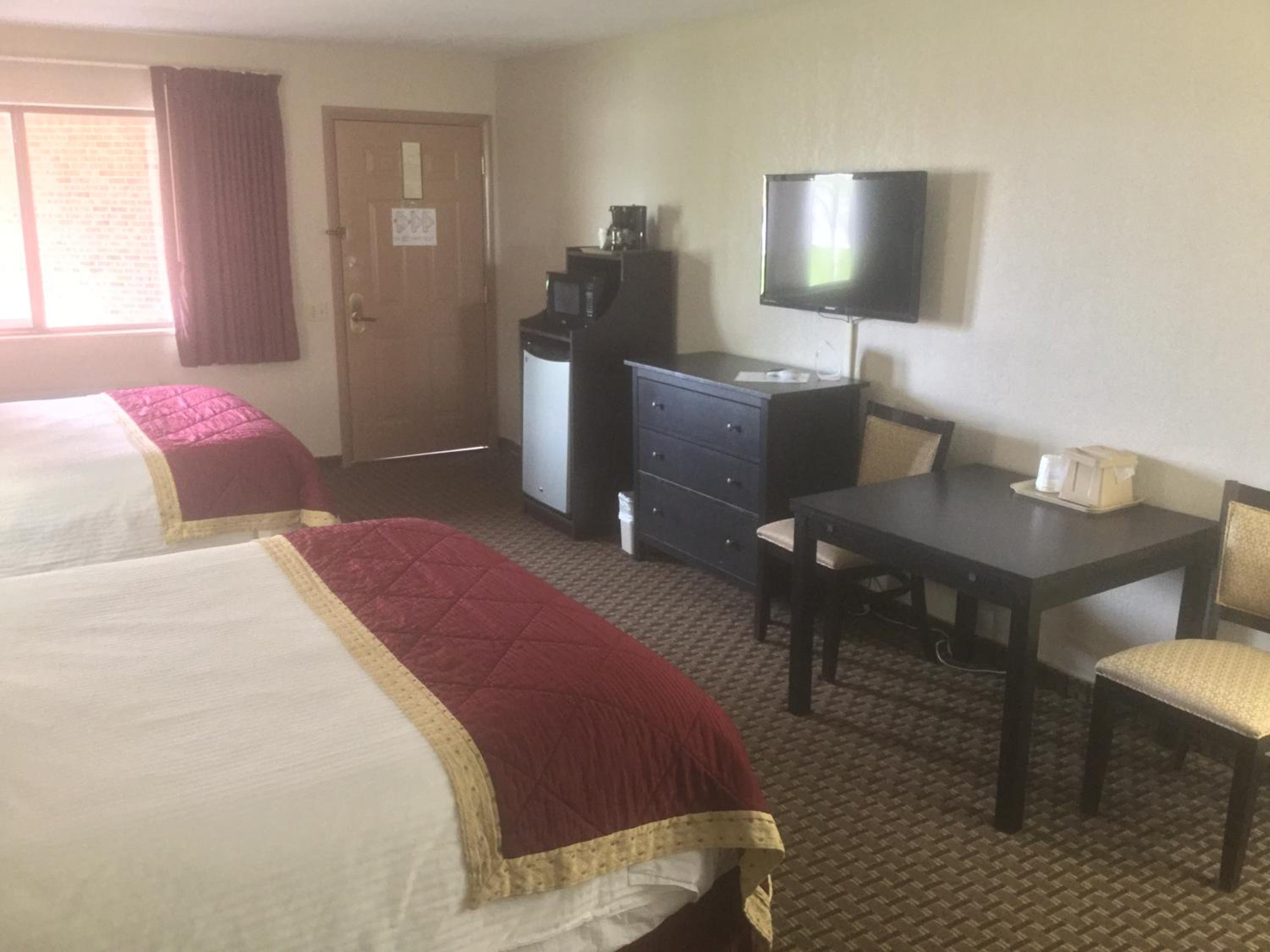 Queen Room with Two Queen Beds and Bath Tub - Mobility Accessible/Non-Smoking - Photo 10