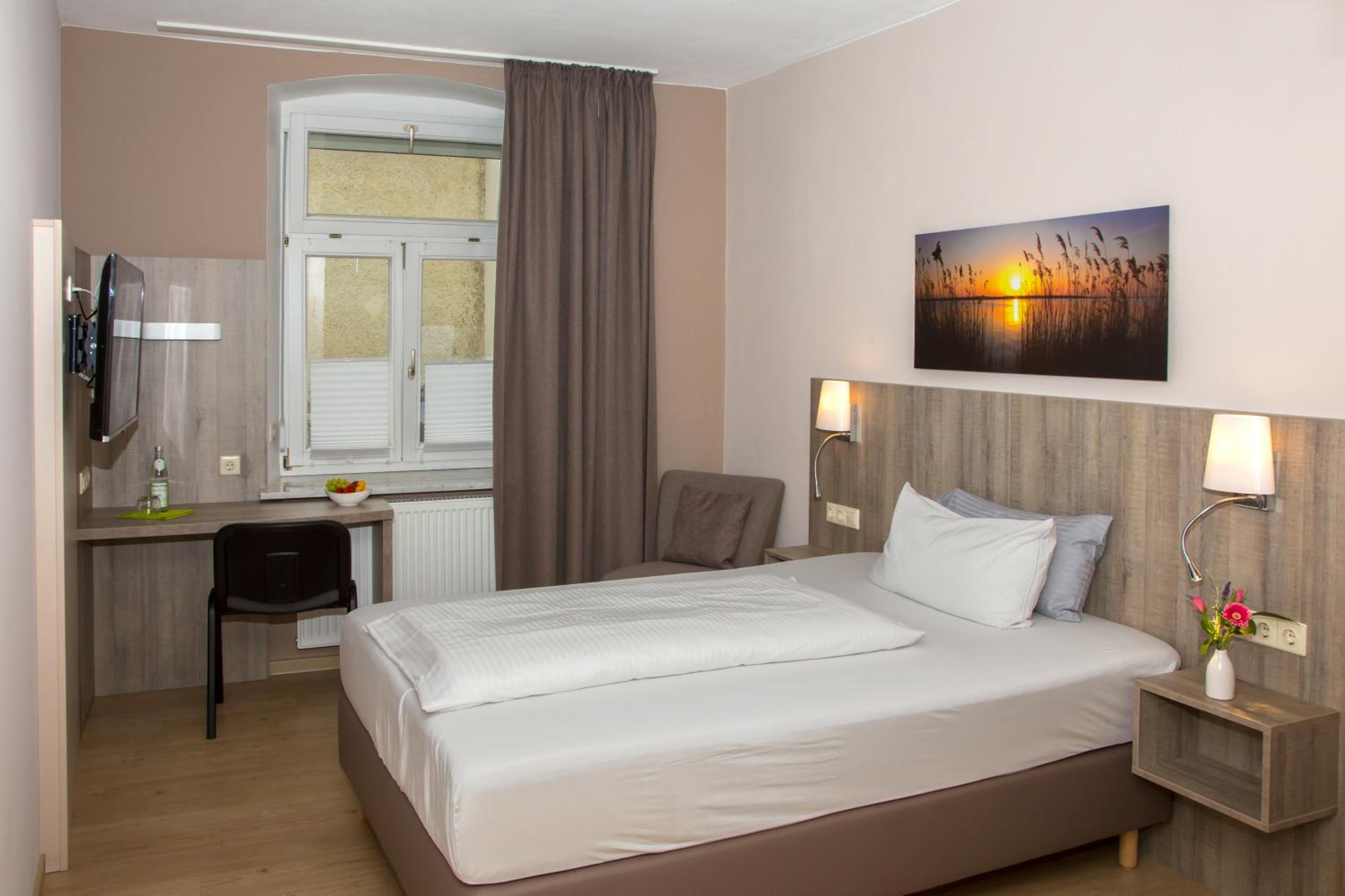 Single Room with Bathroom photo 2