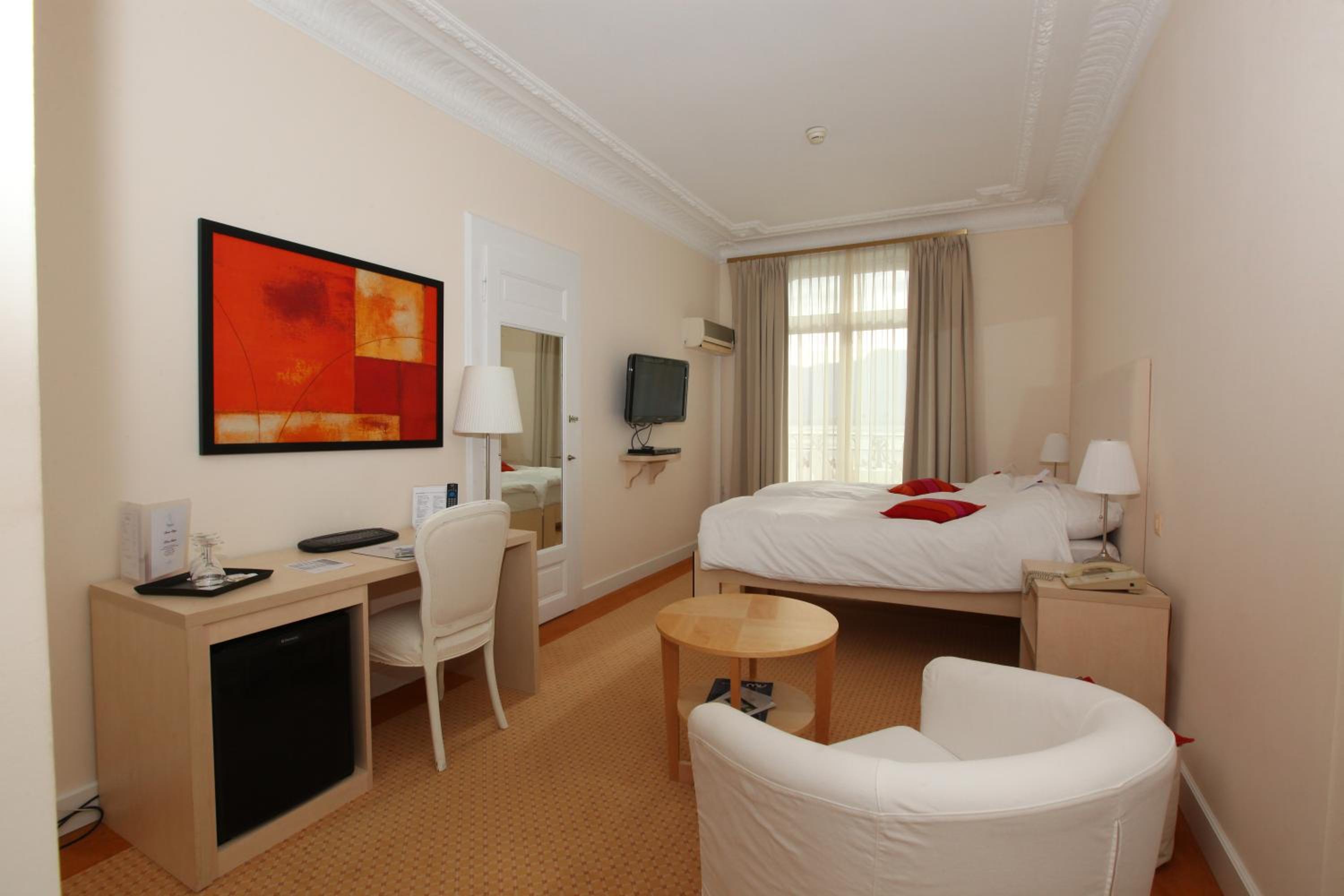 Deluxe Double Room with Balcony and Lake View - Photo 3